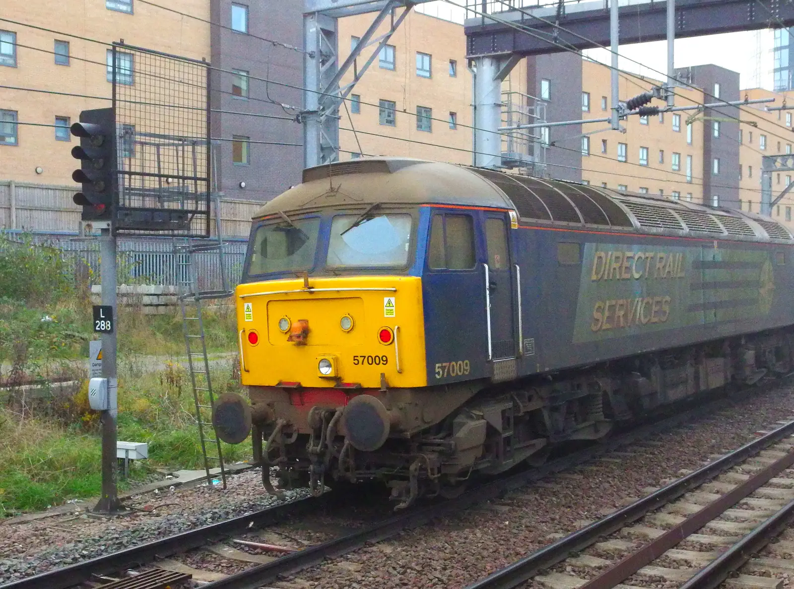 A dirty Class 57 - 57009 - makes a lot of smoke, from SwiftKey's Arcade Cabinet, and the Streets of Southwark, London - 5th December 2013