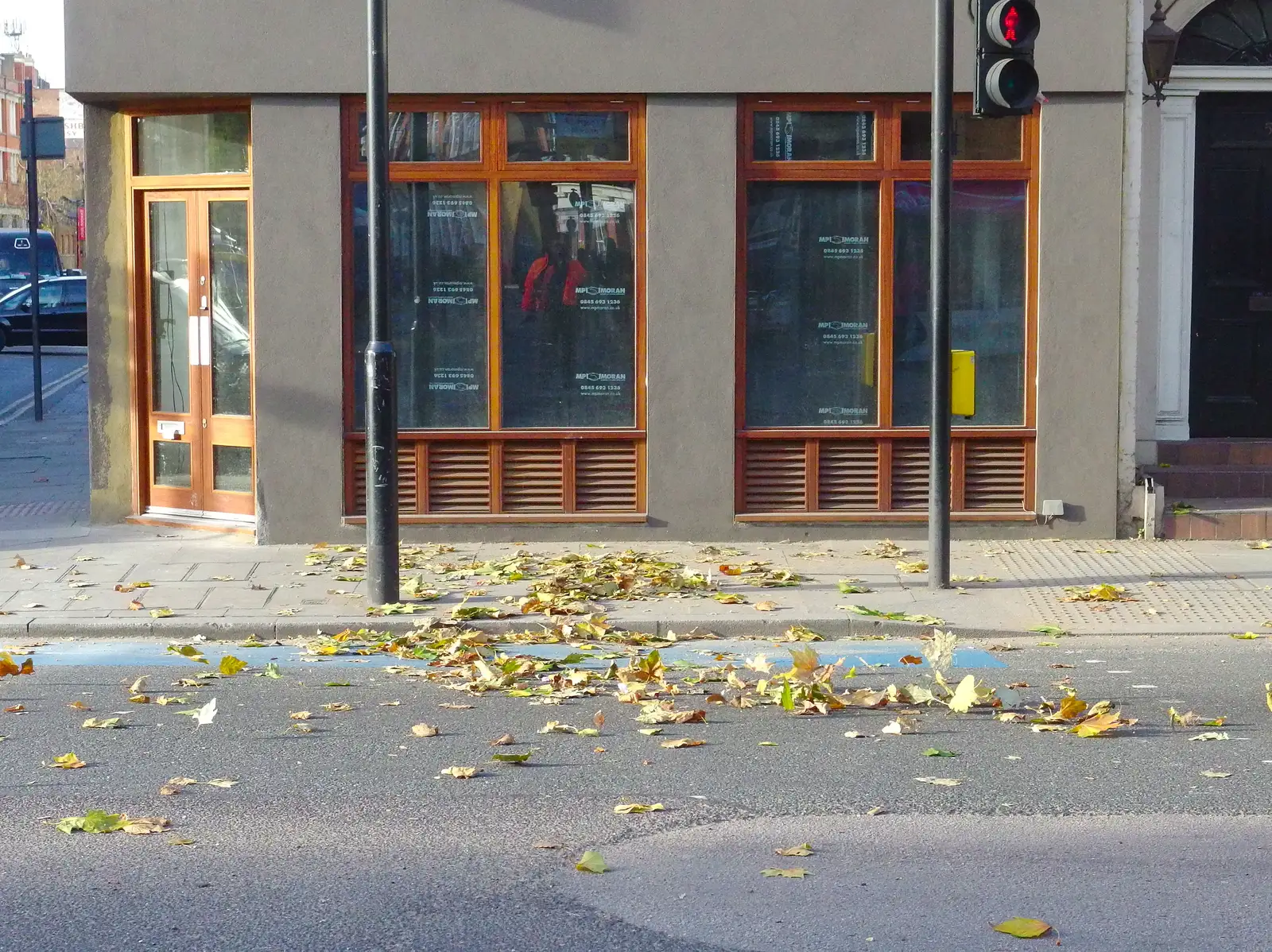 Autumn leaves on Southwark Bridge Road, from SwiftKey's Arcade Cabinet, and the Streets of Southwark, London - 5th December 2013