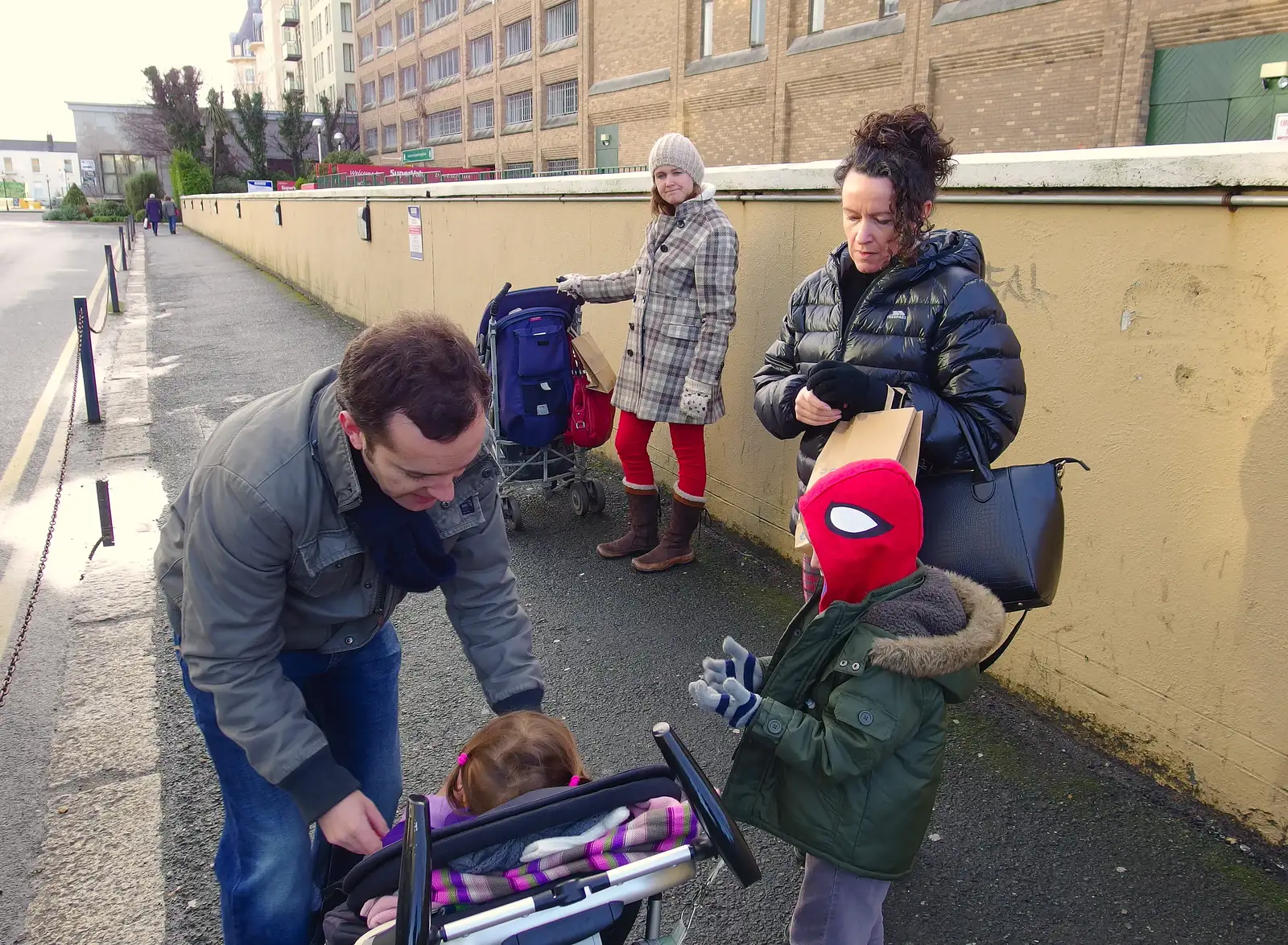 Jamie installs Lua as Isobel looks on, from Dun Laoghaire and an Electrical Disaster, Monkstown, County Dublin, Ireland - 4th January 2014