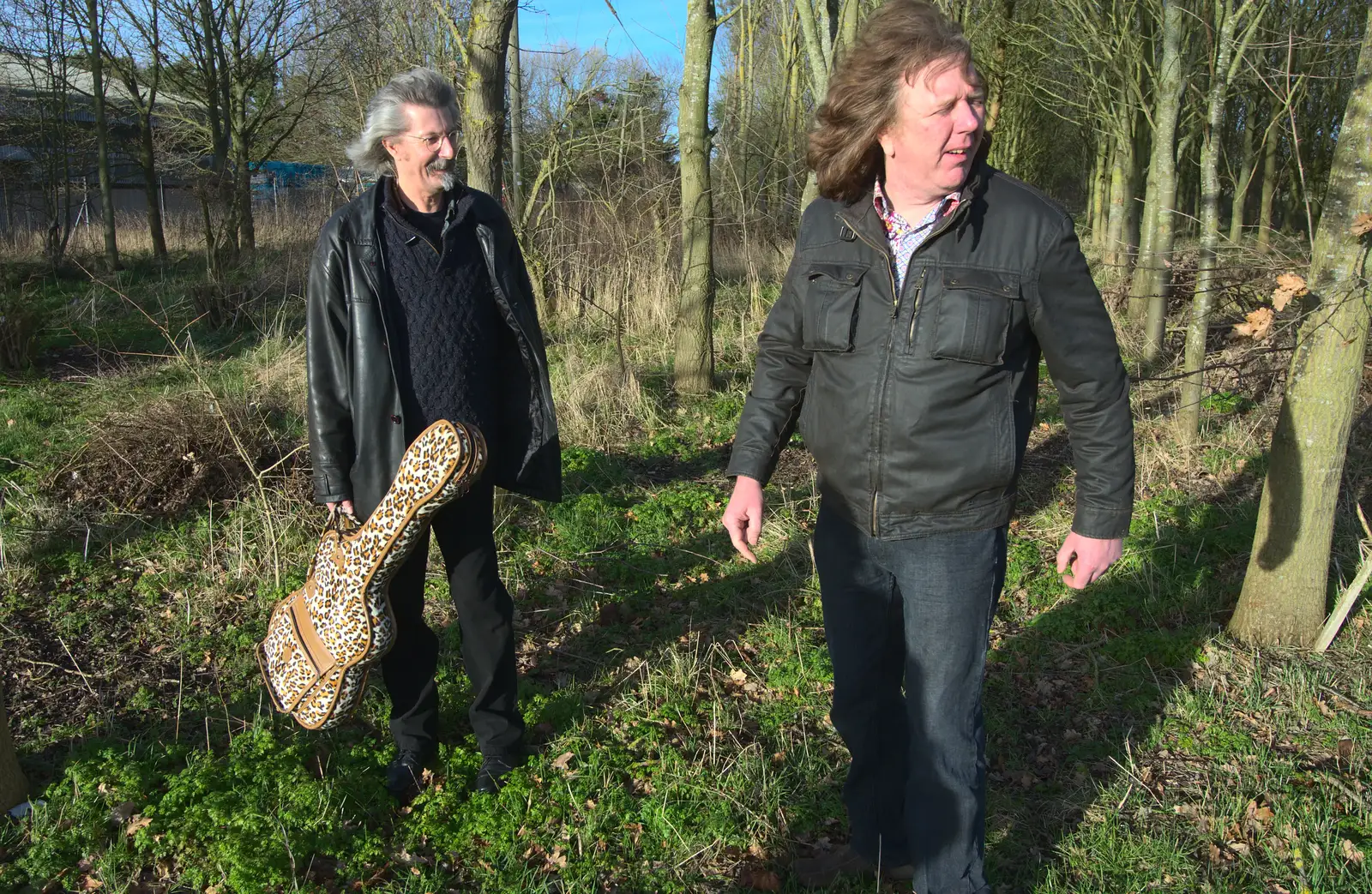 Rob and Max roam around the woods, from The BBs Photo Shoot, BOCM Pauls Pavilion, Burston, Norfolk - 12th January 2014