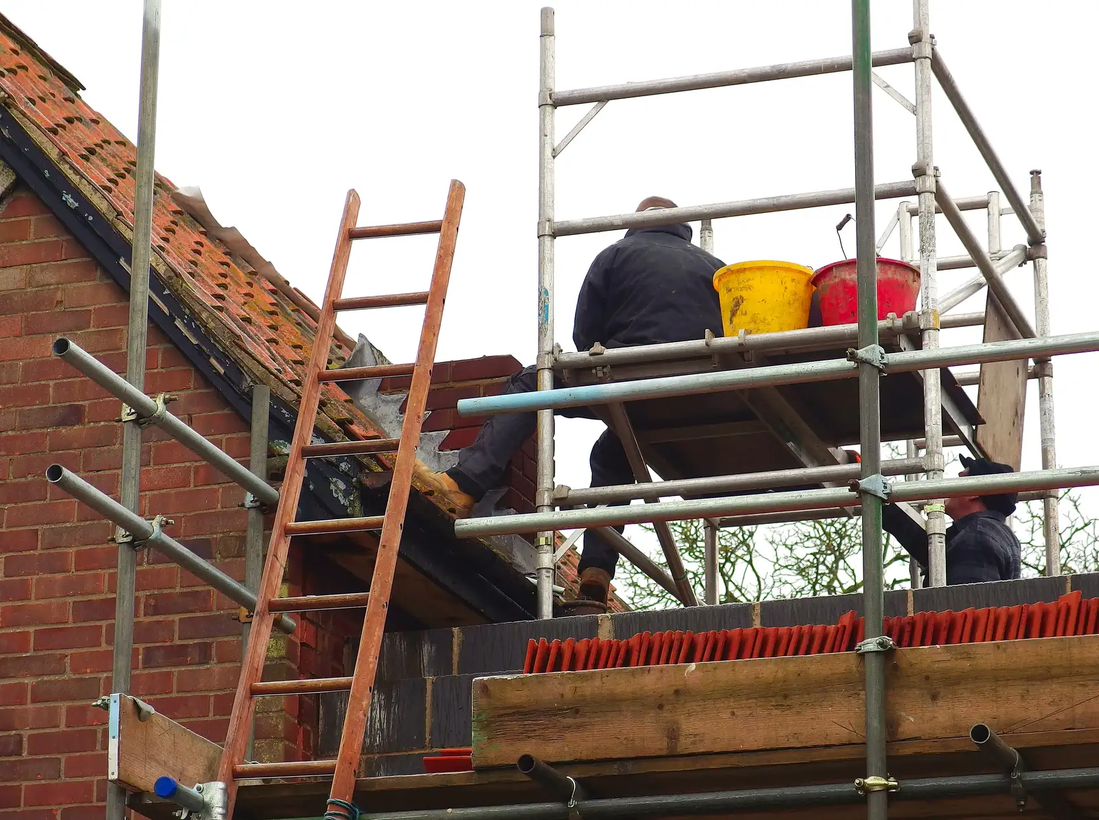 The kitchen chimney is removed, from A Ross Street Reunion, Hoxne, Suffolk - 25th January 2014