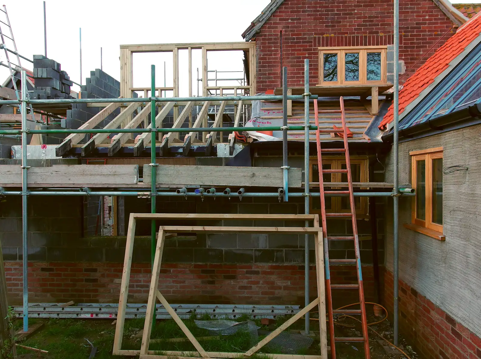 The upstairs of the side extension takes shape, from A Ross Street Reunion, Hoxne, Suffolk - 25th January 2014