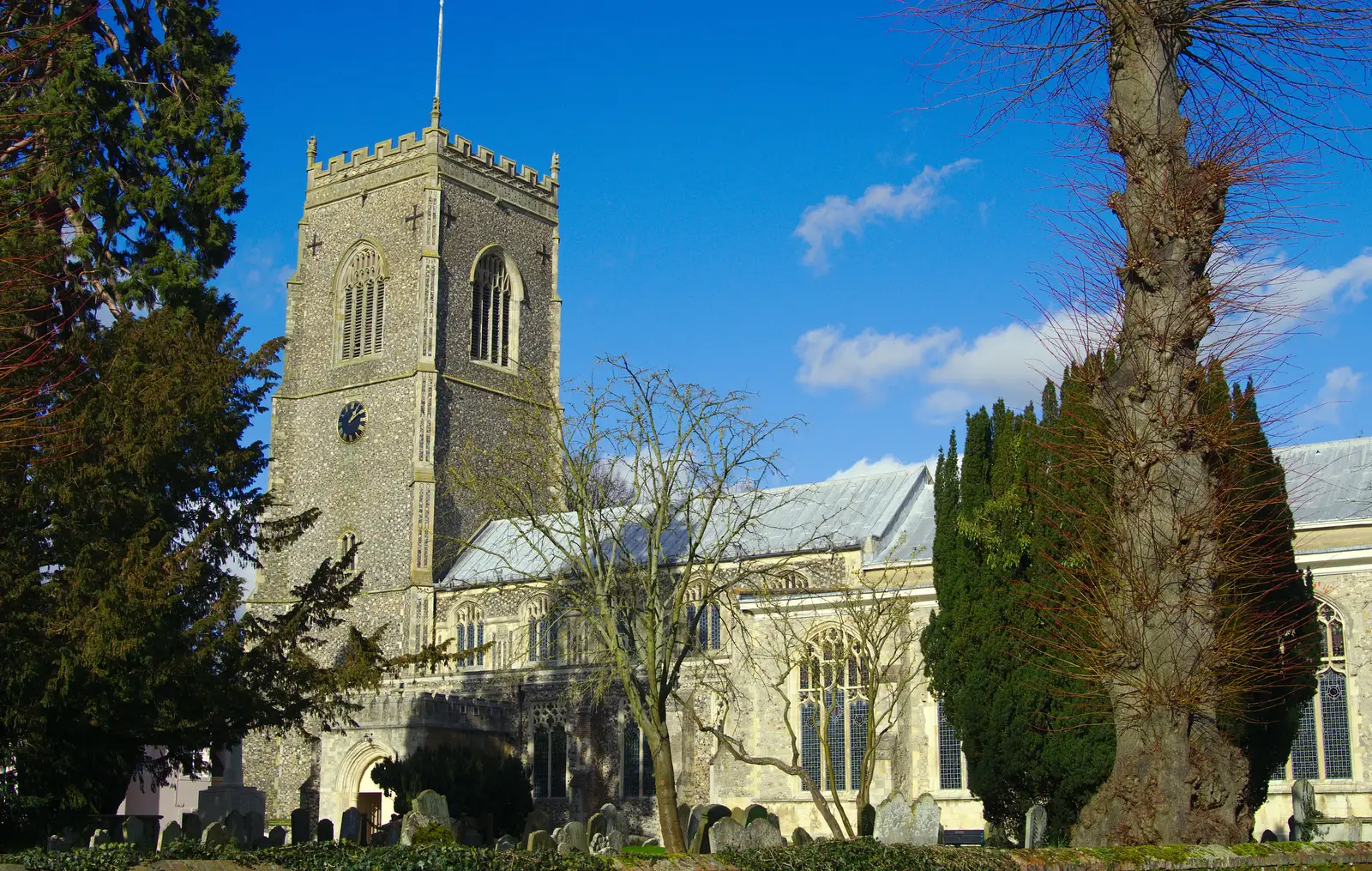 Framlingham's Church of St. Michael, from A Trip to Framlingham Castle, Framlingham, Suffolk - 16th February 2014