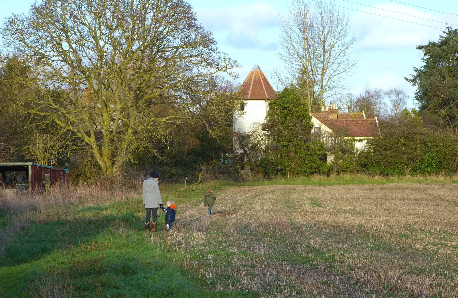 Off around the back field, from A Trip to see Chinner, Brome, Suffolk - 22nd April 2014