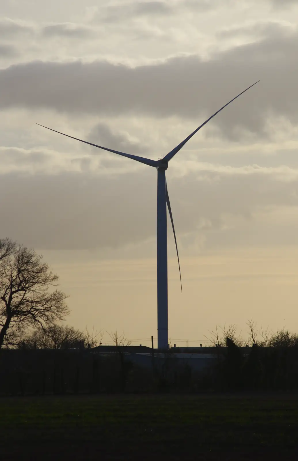 A solitary wind turbine, from A Trip to see Chinner, Brome, Suffolk - 22nd April 2014