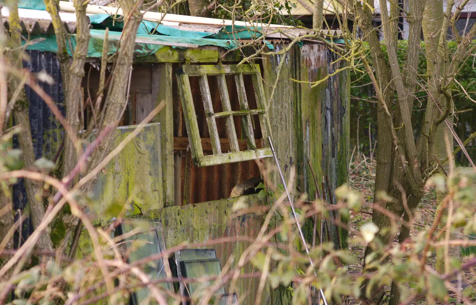 The back of Syd's old sheds, from A Trip to see Chinner, Brome, Suffolk - 22nd April 2014