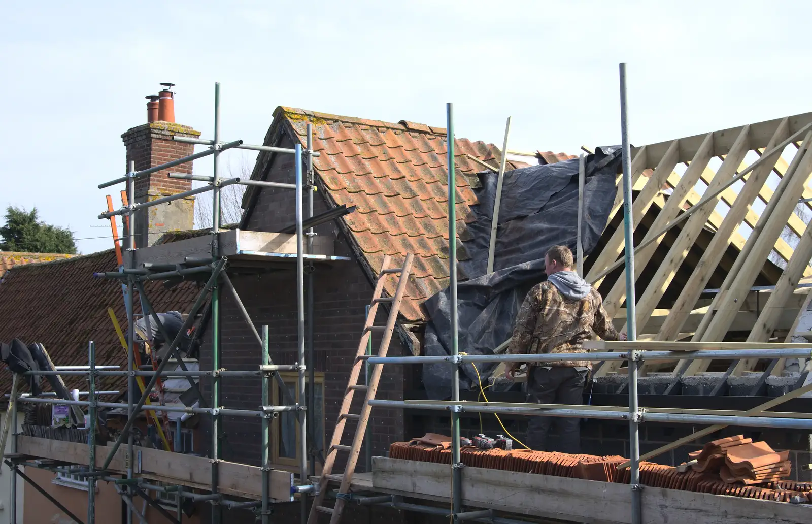 Multiple roofing action, from Building Progress: Electrical Second Fixing, Brome, Suffolk - 4th March 2014