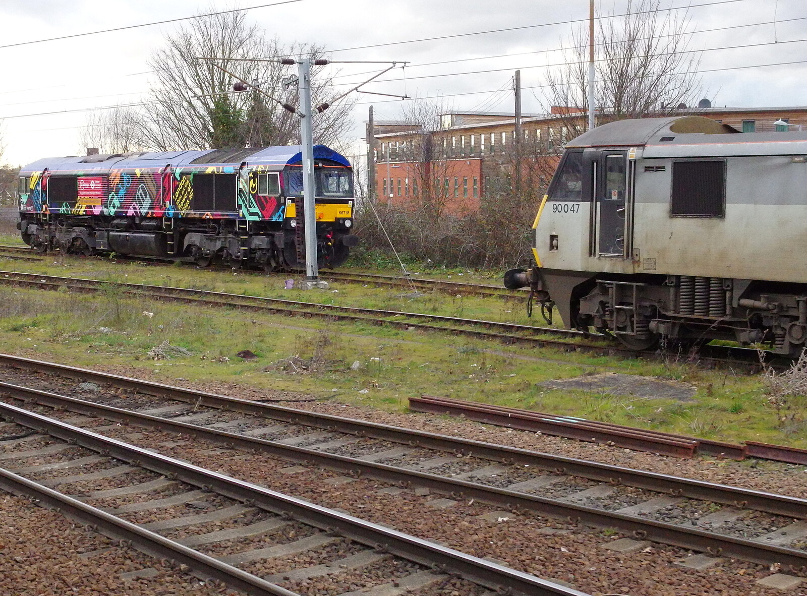 A funky Class 66 'Shed' with Class 90 90047  from Emily Comes to Visit, Brome, Suffolk - 15th March 2014