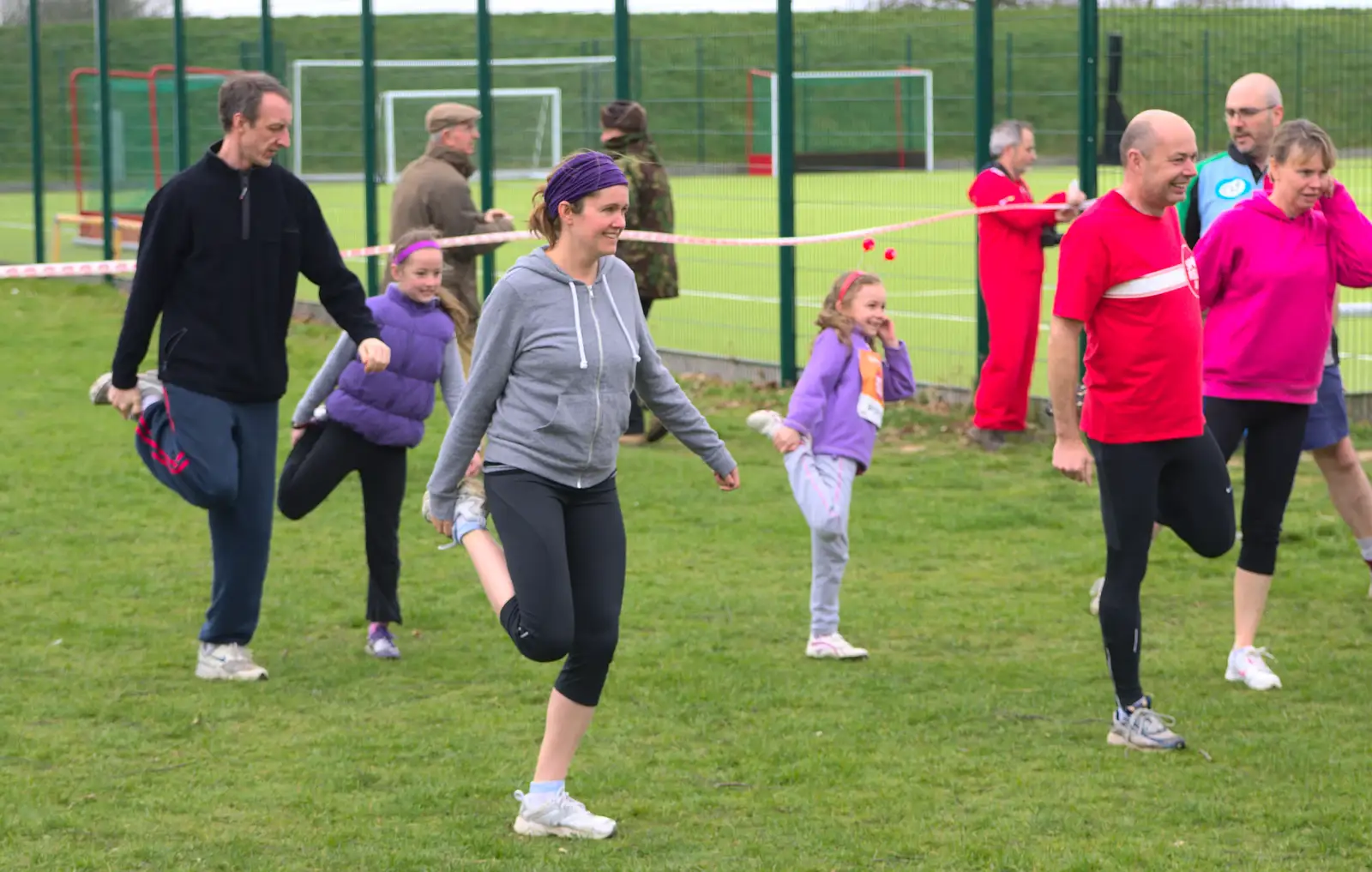 More leg stretches, from Isobel's Fun Run, Hartismere High, Eye, Suffolk - 23rd March 2014