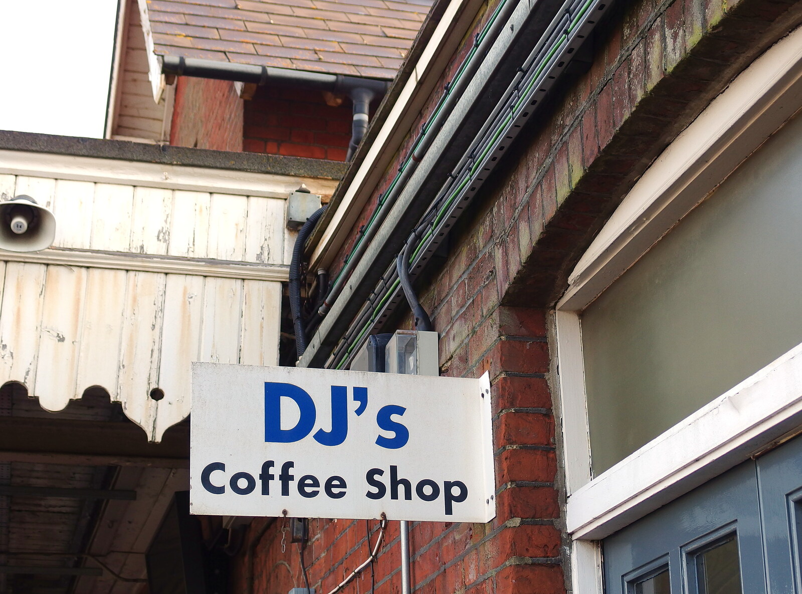 DJ's coffee shop is no more from A Trainey Sort of Week, Liverpool Street, City of London - 3rd April 2014
