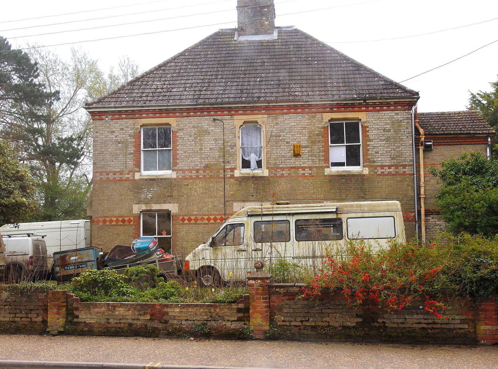 A derelict-but-lived in house near Gaze's from A Trainey Sort of Week, Liverpool Street, City of London - 3rd April 2014