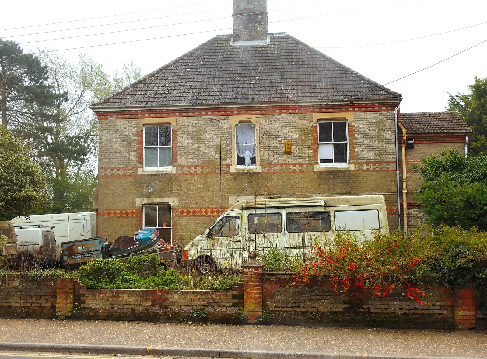 A derelict-but-lived in house near Gaze's, from A Trainey Sort of Week, Liverpool Street, City of London - 3rd April 2014