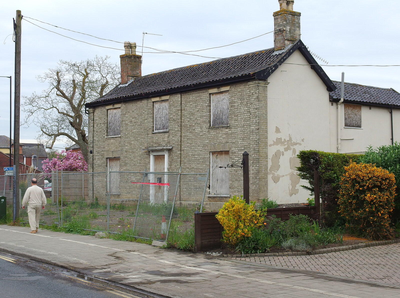 A curiously-derelict house on Victoria Road, Diss from The BSCC at The Black Horse, and an April Miscellany, Thorndon, Diss and Eye, Suffolk - 10th April 2014