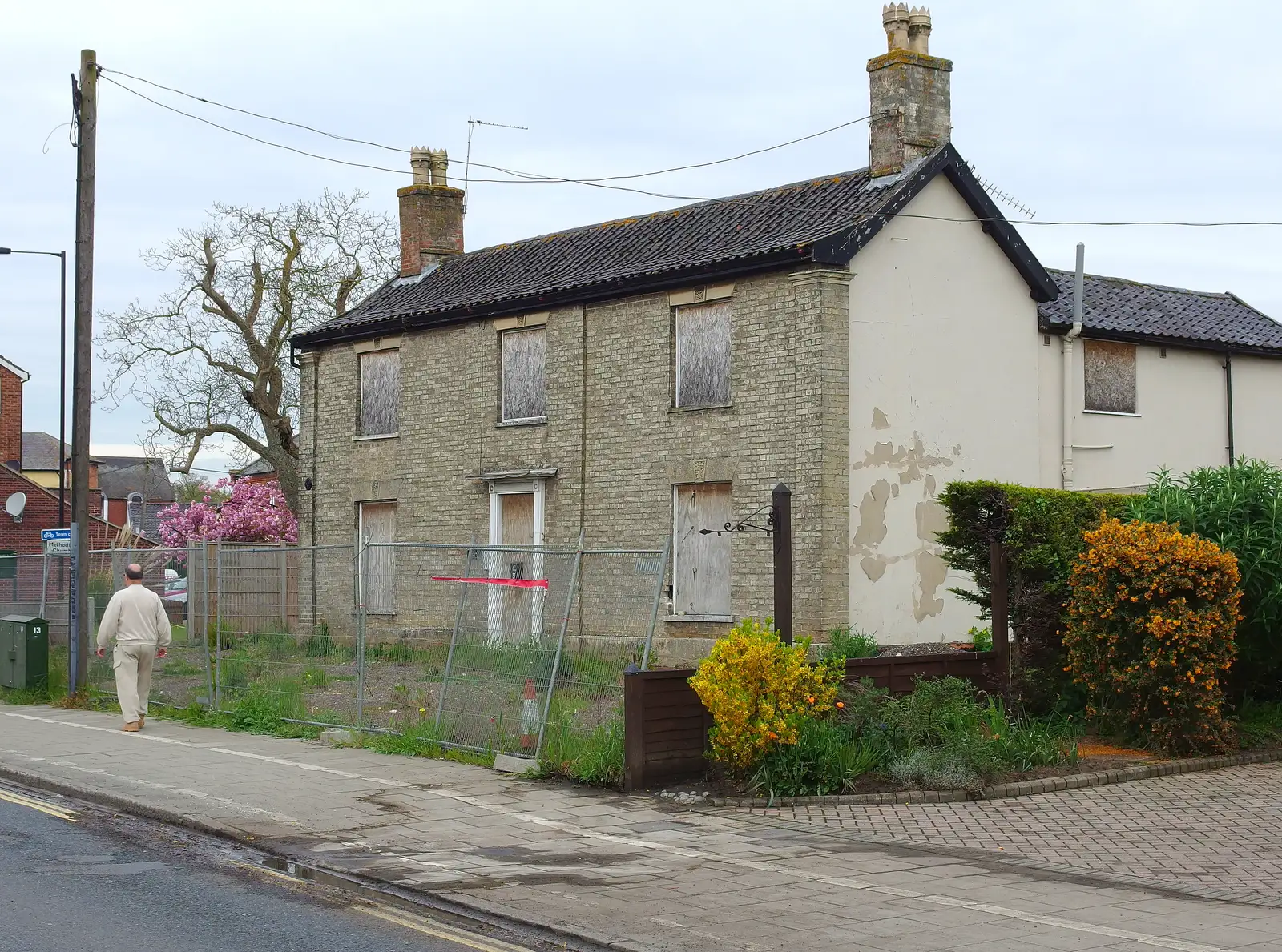 A curiously-derelict house on Victoria Road, Diss, from The BSCC at The Black Horse, and an April Miscellany, Thorndon, Diss and Eye, Suffolk - 10th April 2014