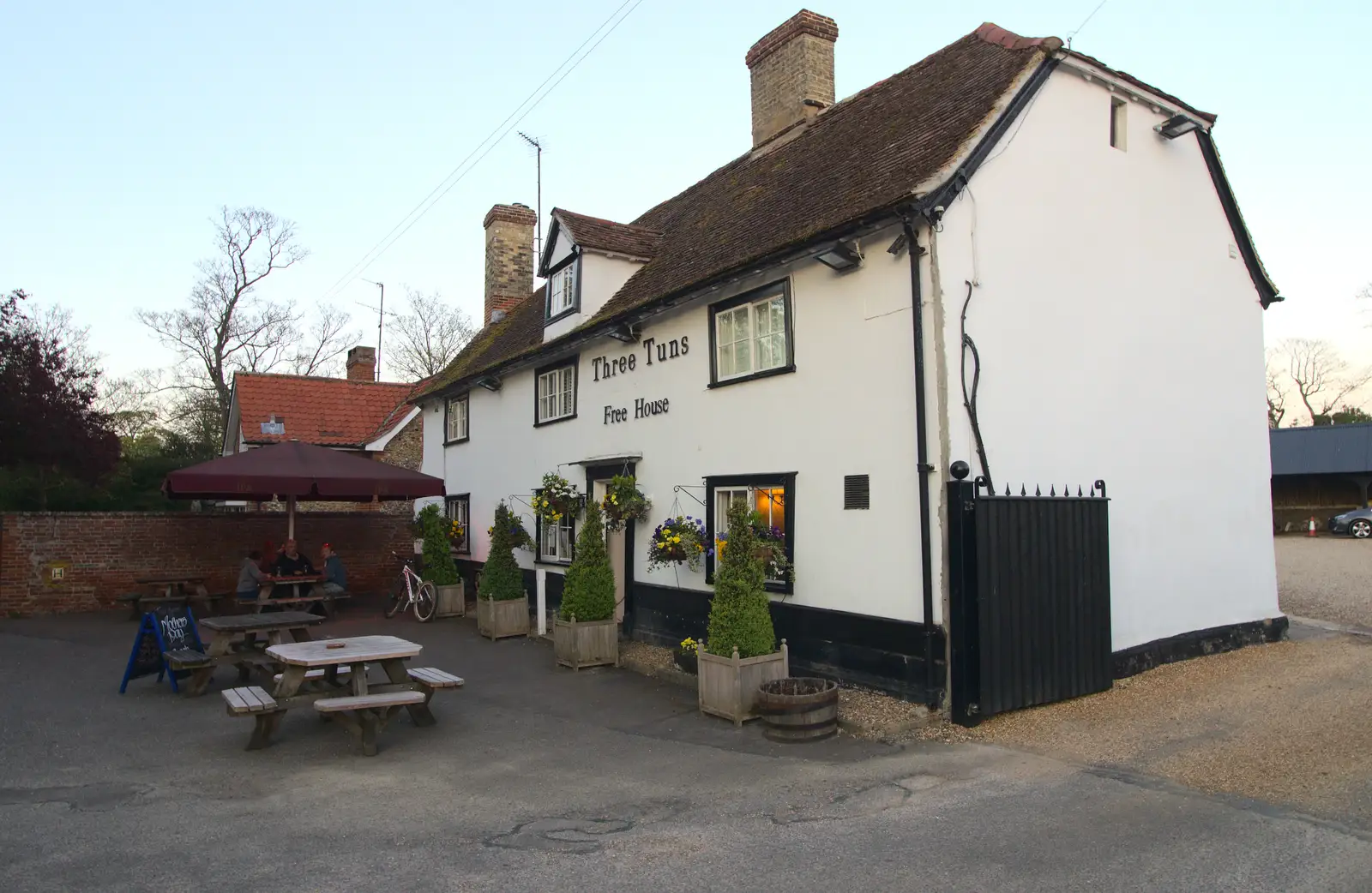 The Three Tuns in Abington, from A Trip to Audley End House, Saffron Walden, Essex - 16th April 2014