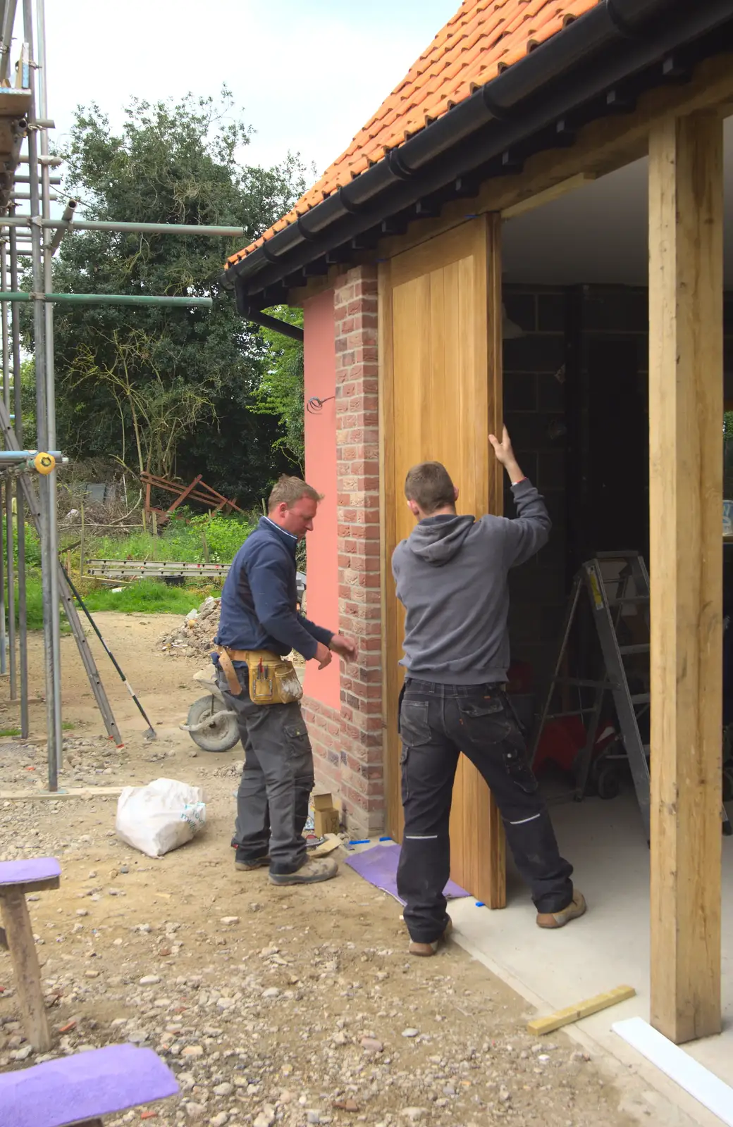 Hanging a massive door, from The BSCC at the Cross Keys, and a Building Catch Up, Brome and Redgrave, Suffolk - 24th April 2014