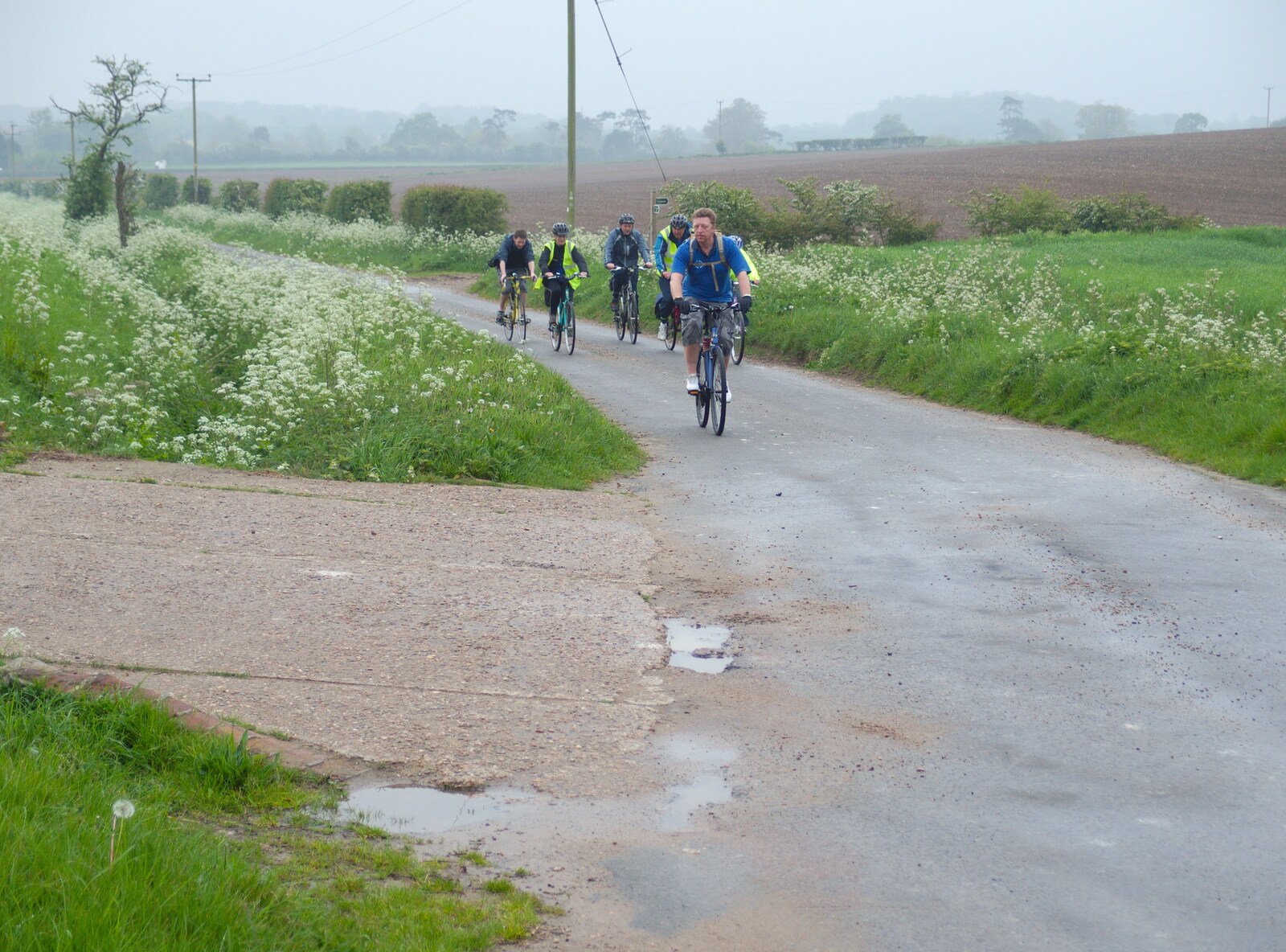 Gaz leads the pack from The BSCC at the Burston Crown, and the Oaksmere Re-opens, Brome, Suffolk - 1st May 2014