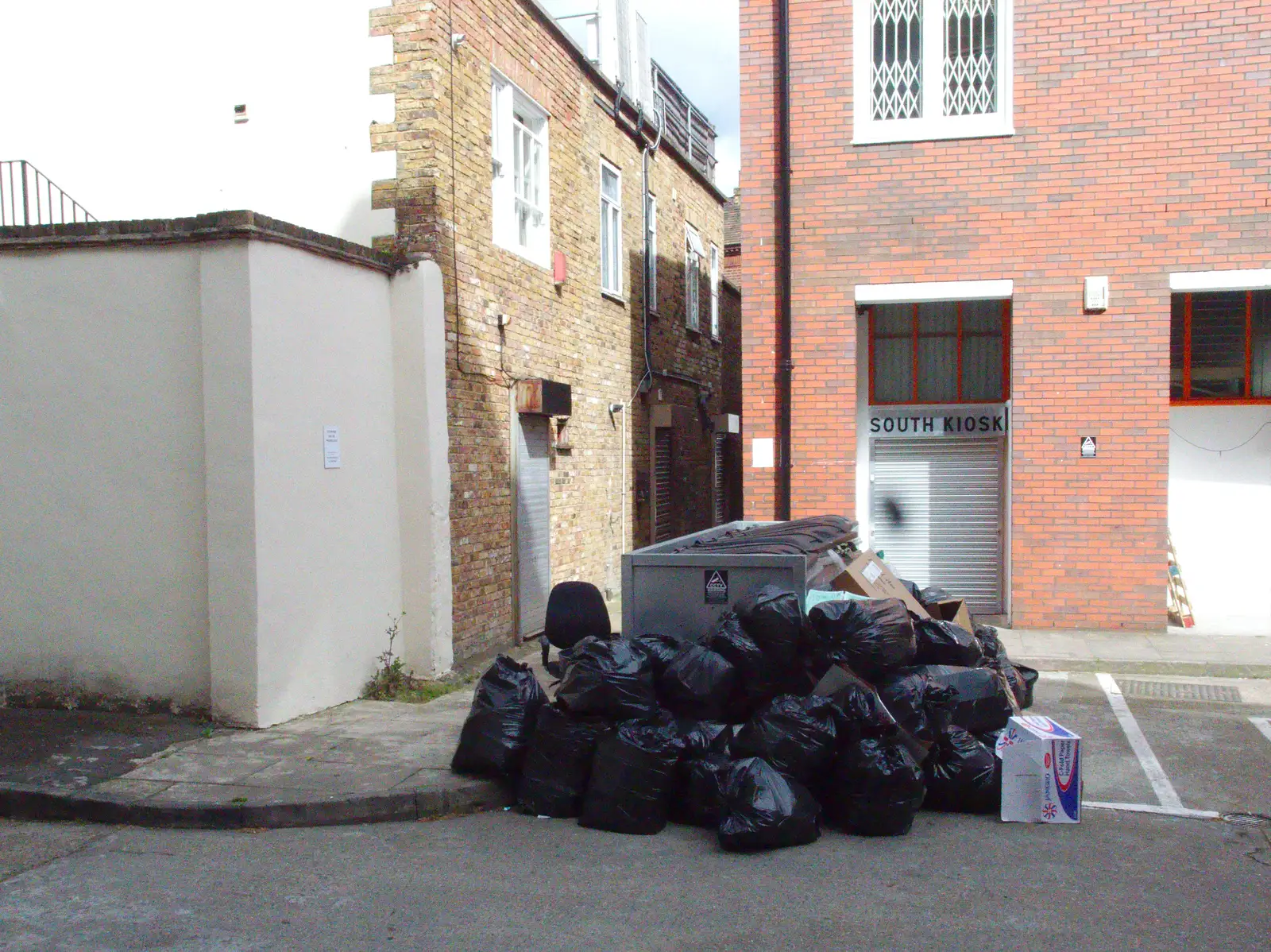 Flatiron Yard is a bit of a tip, from A May Miscellany, London - 8th May 2014