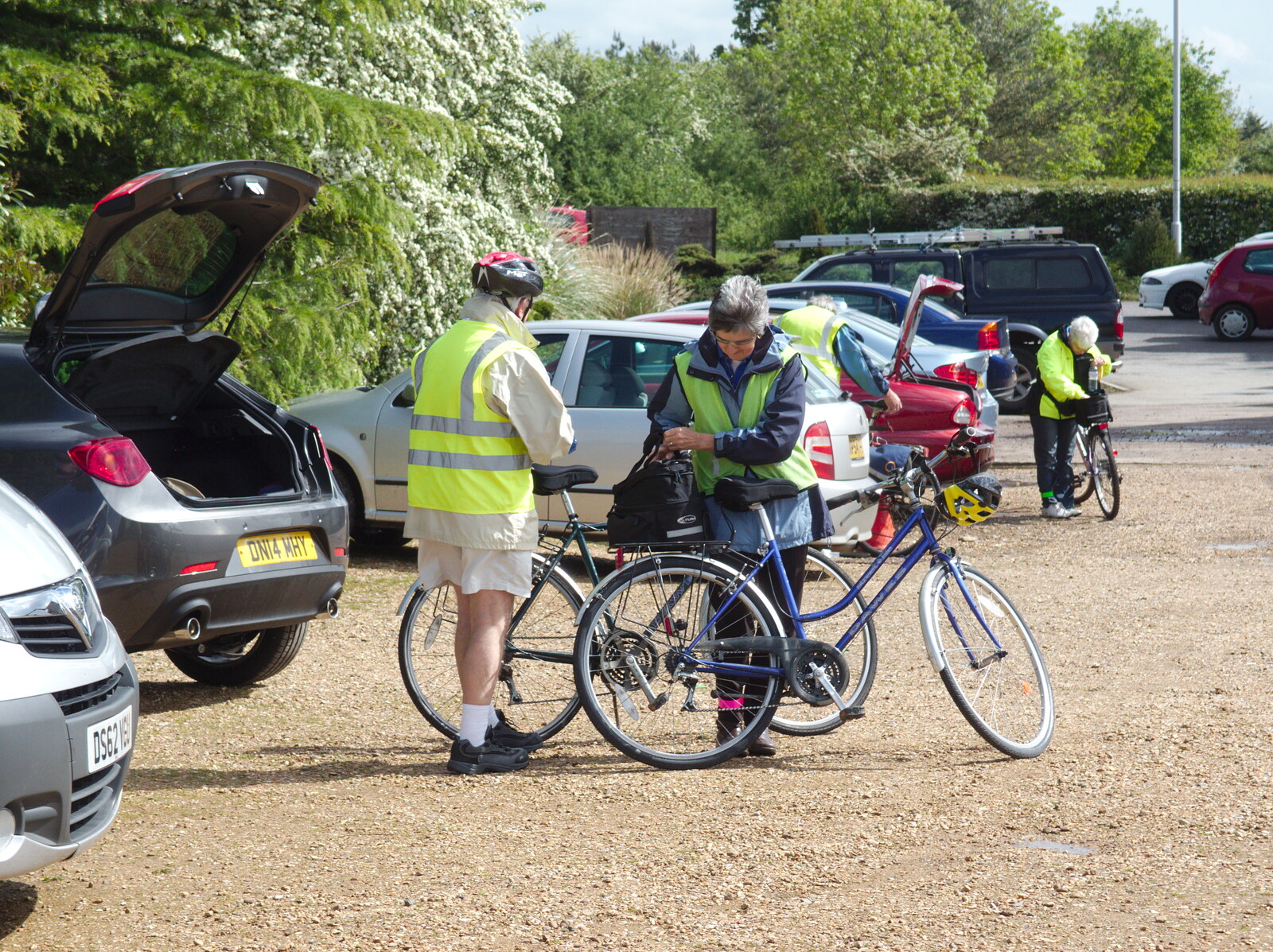 Colin and Jill get their bikes ready from A Return to Bedford: the BSCC Annual Weekend Away, Shefford, Bedfordshire - 10th May 2014