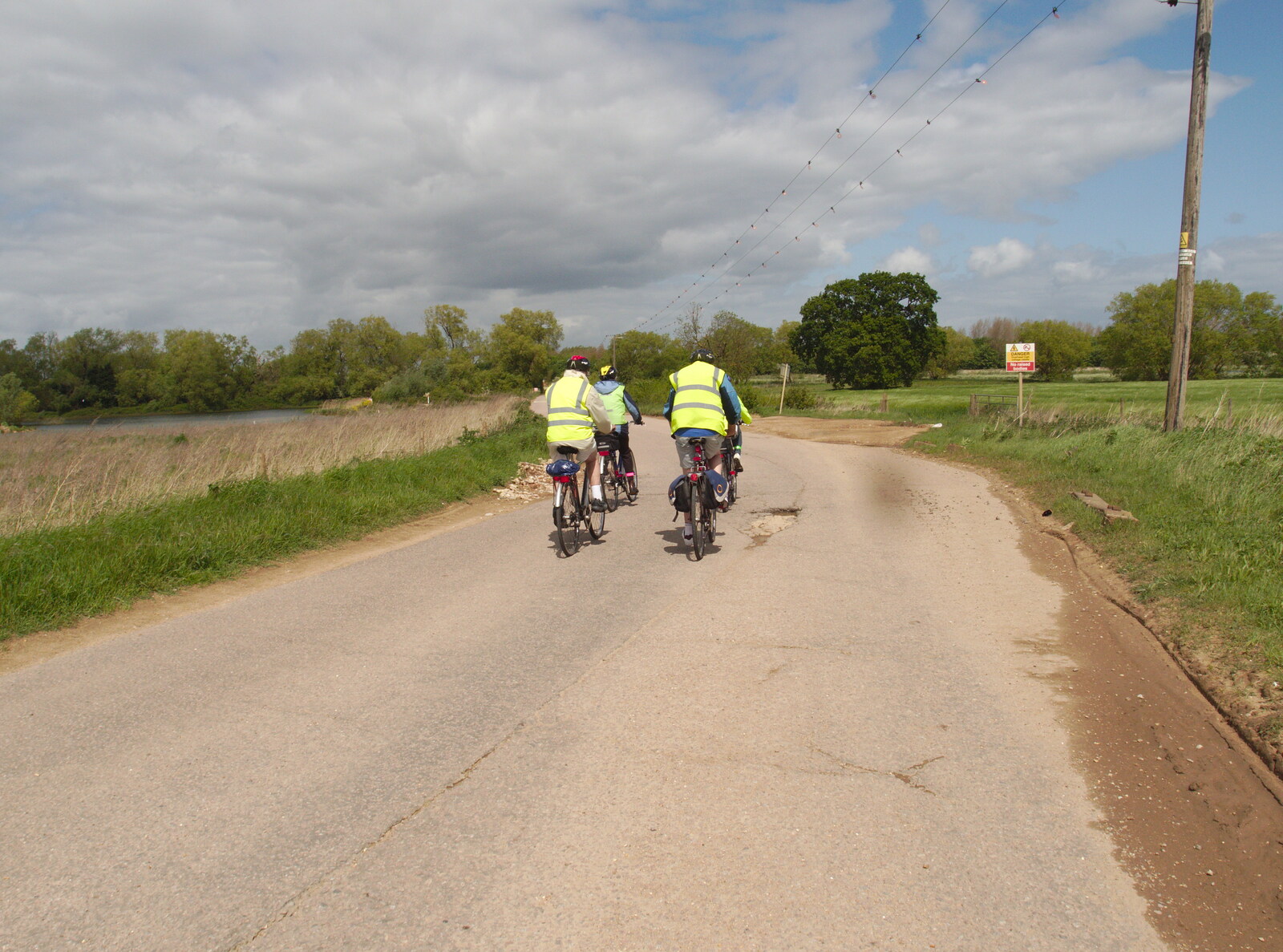 The Sagas head off from A Return to Bedford: the BSCC Annual Weekend Away, Shefford, Bedfordshire - 10th May 2014