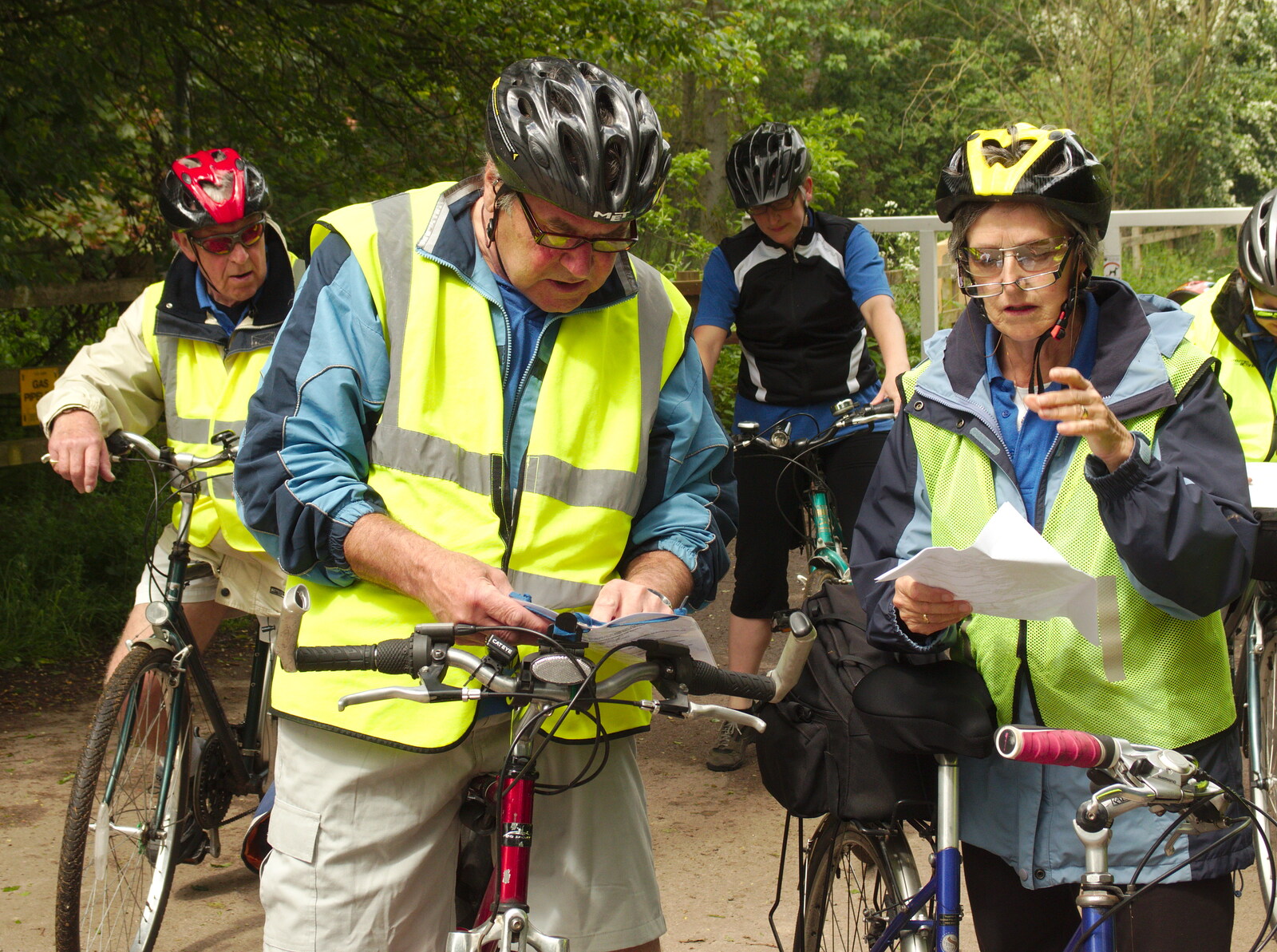 Yet another stop to consult maps from A Return to Bedford: the BSCC Annual Weekend Away, Shefford, Bedfordshire - 10th May 2014