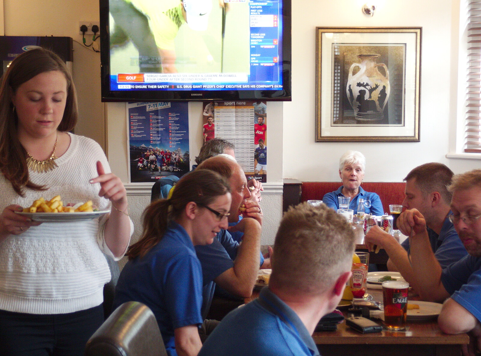 Lunch arrives from A Return to Bedford: the BSCC Annual Weekend Away, Shefford, Bedfordshire - 10th May 2014