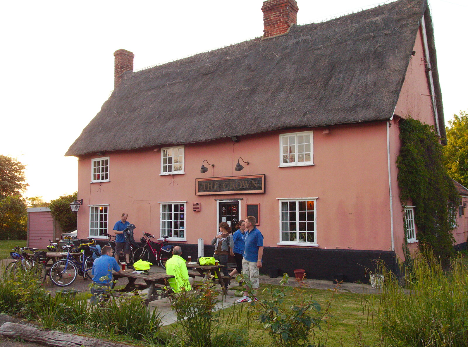 The BSCC outside the Bedfield Crown from The BSCC at The Crown, Bedfield, Suffolk - 15th May 2014