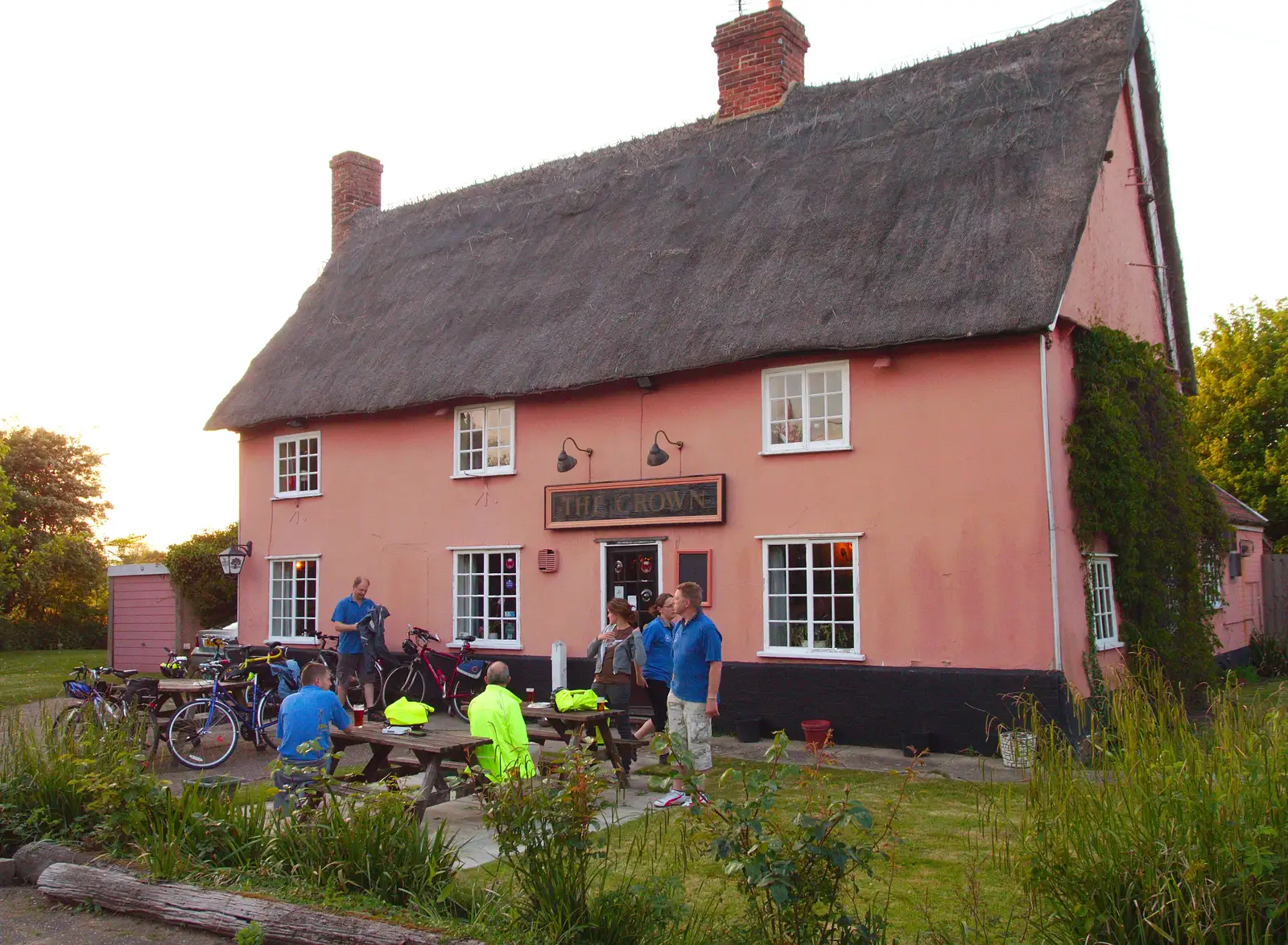 The BSCC outside the Bedfield Crown, from The BSCC at The Crown, Bedfield, Suffolk - 15th May 2014