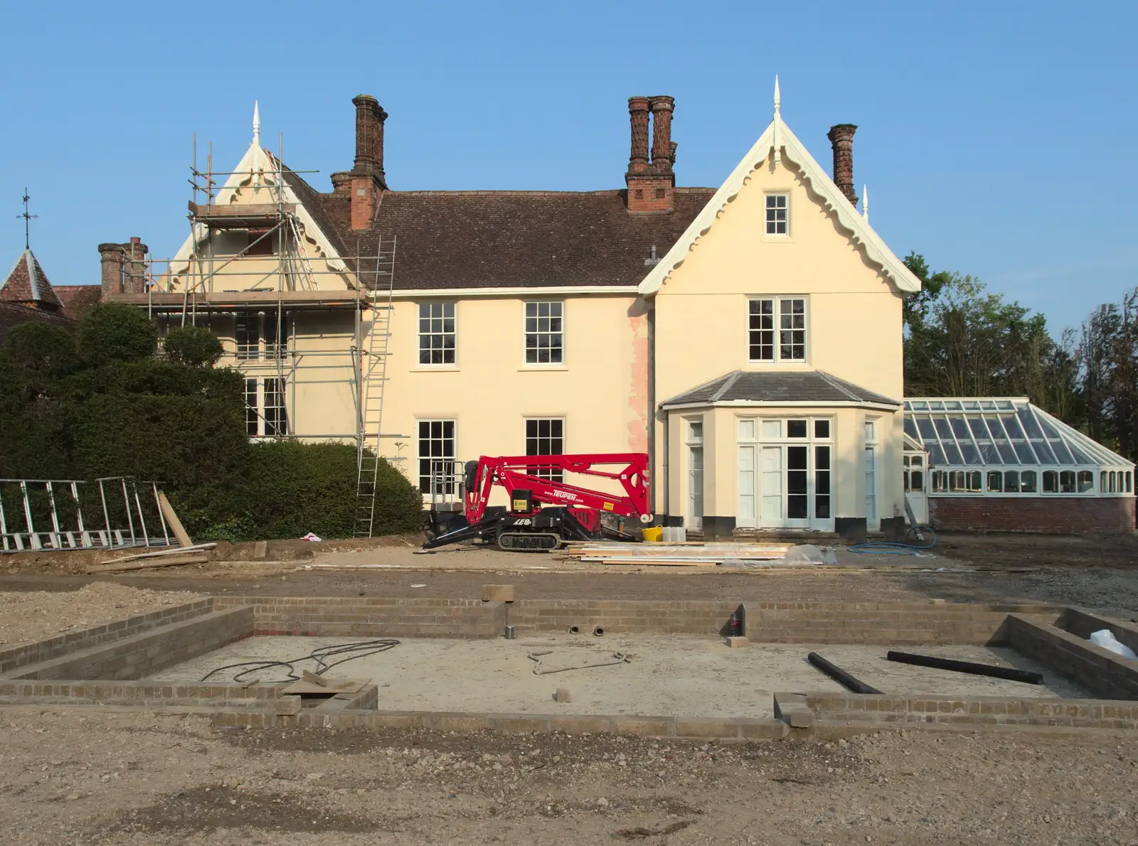 The back of the Oaksmere, from Thornham Four Horseshoes, and the Oaksmere, Brome, Suffolk - 17th May 2014