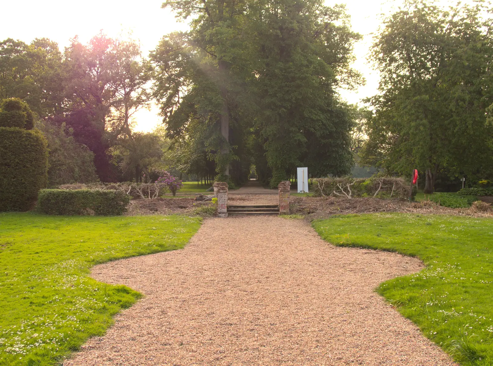 Looking down the long drive, from Thornham Four Horseshoes, and the Oaksmere, Brome, Suffolk - 17th May 2014