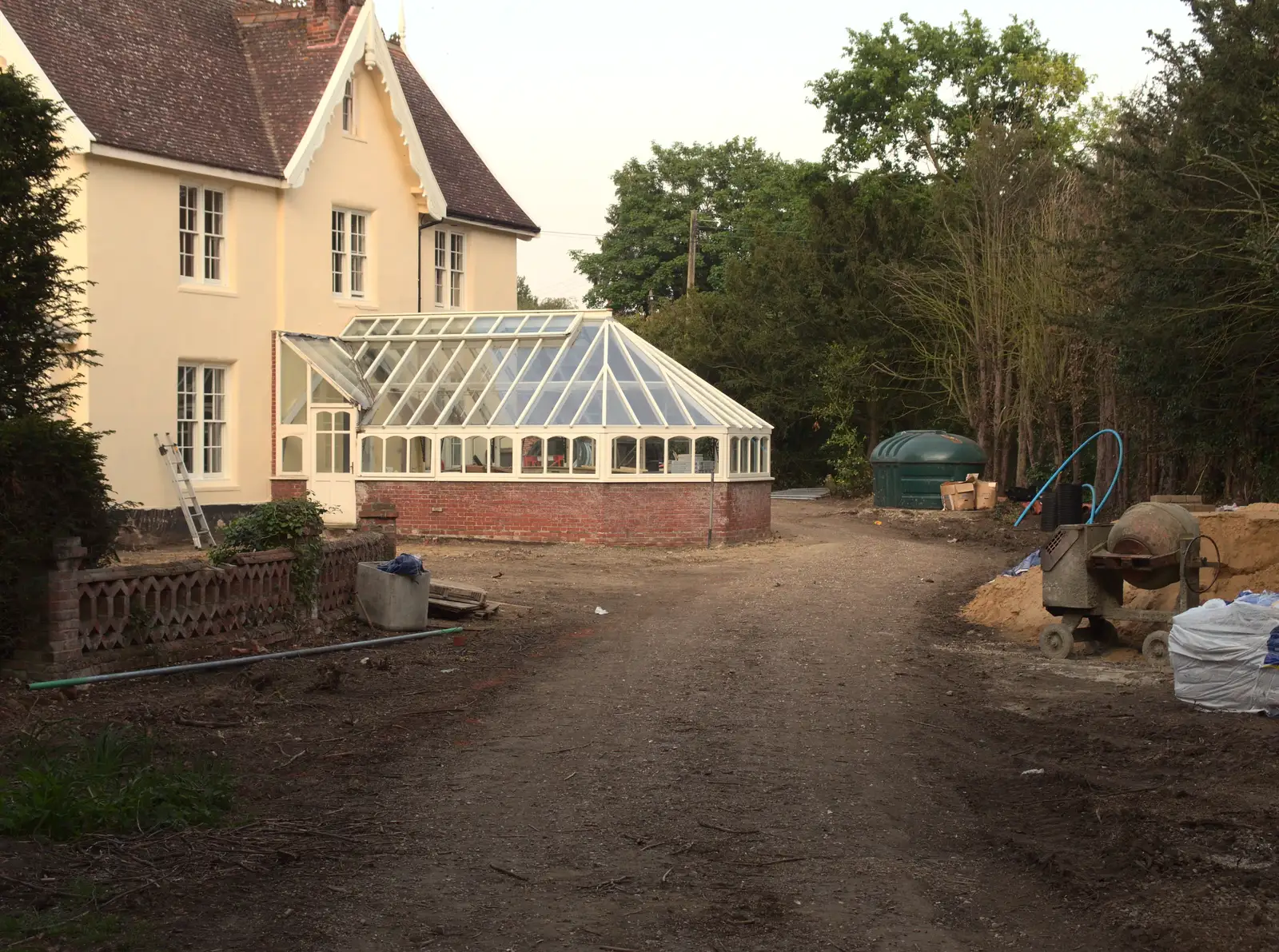 The drive past the conservatory, from Thornham Four Horseshoes, and the Oaksmere, Brome, Suffolk - 17th May 2014