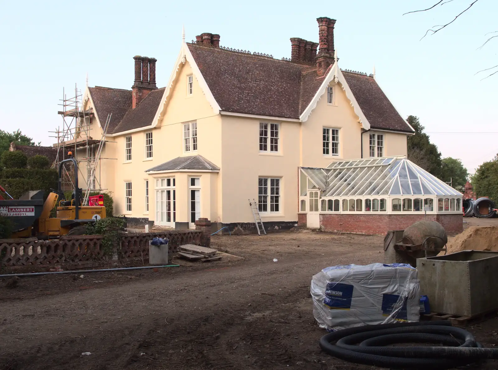 A view of the whole building, from Thornham Four Horseshoes, and the Oaksmere, Brome, Suffolk - 17th May 2014