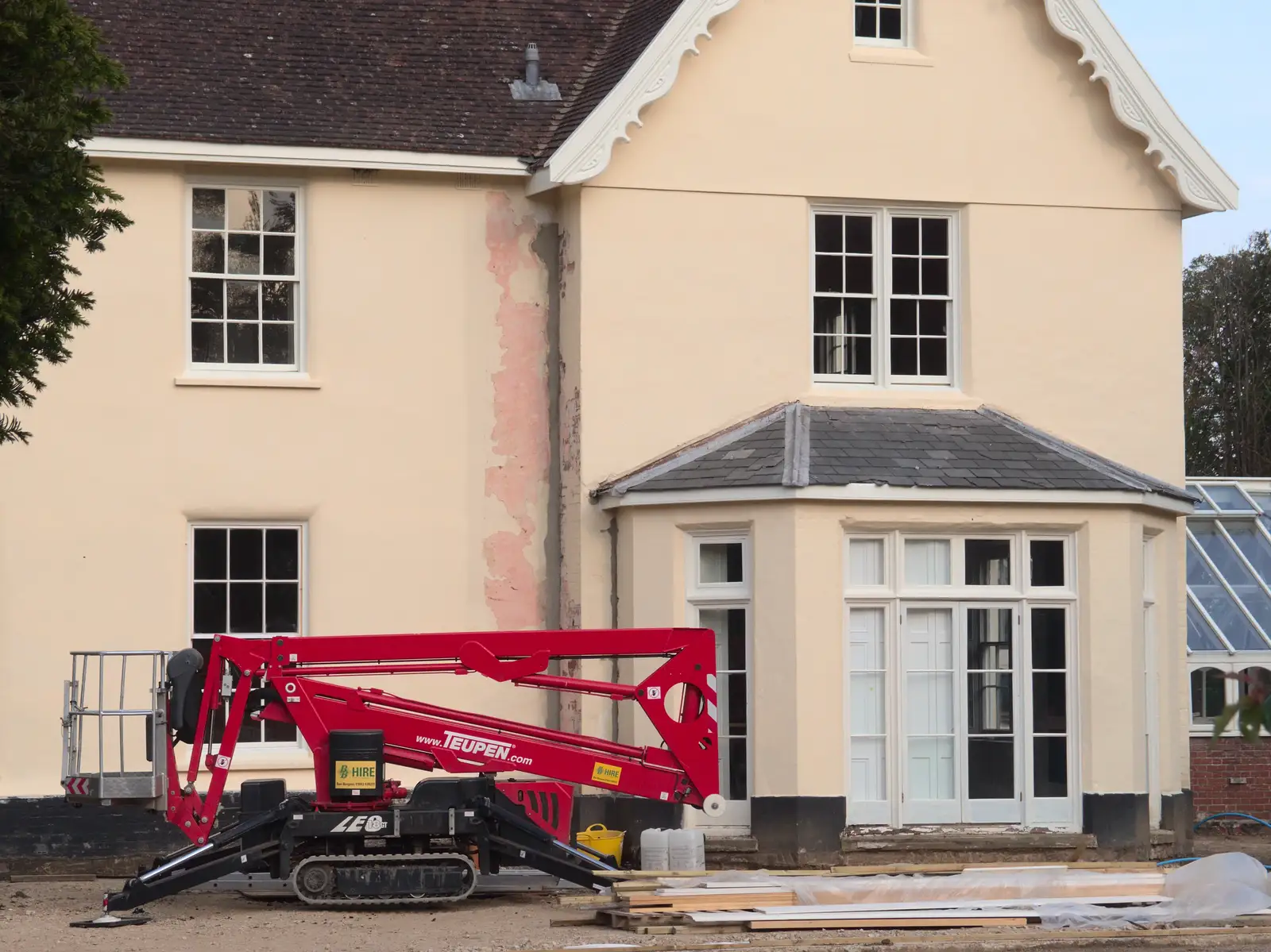 A folded-up cherry picker, from Thornham Four Horseshoes, and the Oaksmere, Brome, Suffolk - 17th May 2014