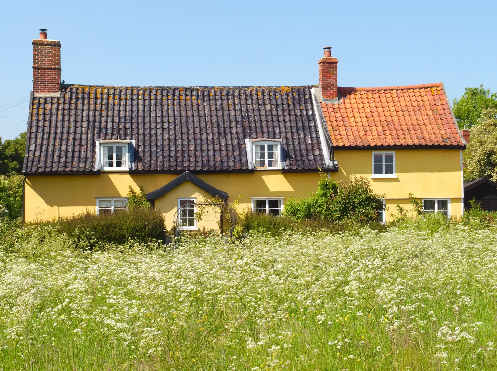 A Suffolk cottage on Mellis Common, from Thornham Four Horseshoes, and the Oaksmere, Brome, Suffolk - 17th May 2014