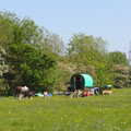 A Gypsy caravan and horse on the common, Thornham Four Horseshoes, and the Oaksmere, Brome, Suffolk - 17th May 2014