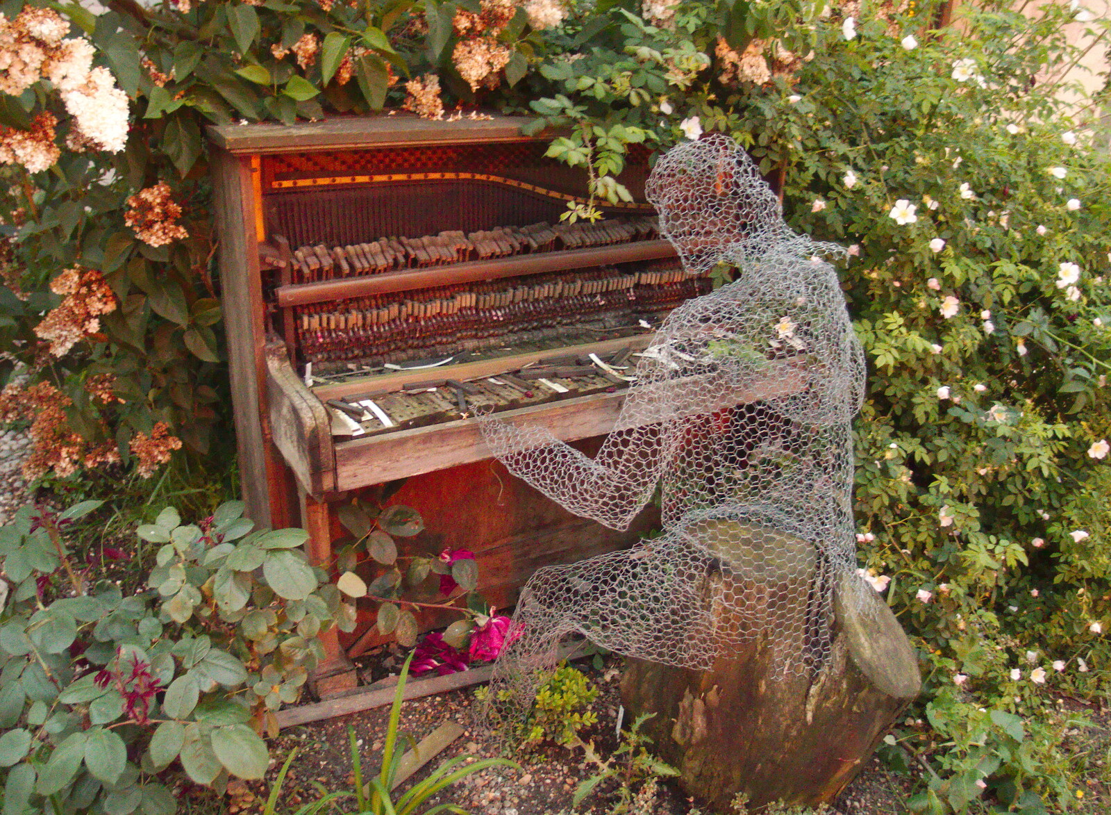 The BSCC at the Railway Tavern, Mellis, Suffolk - 28th May 2014: There's a chicken-wire figure playing a derelict piano