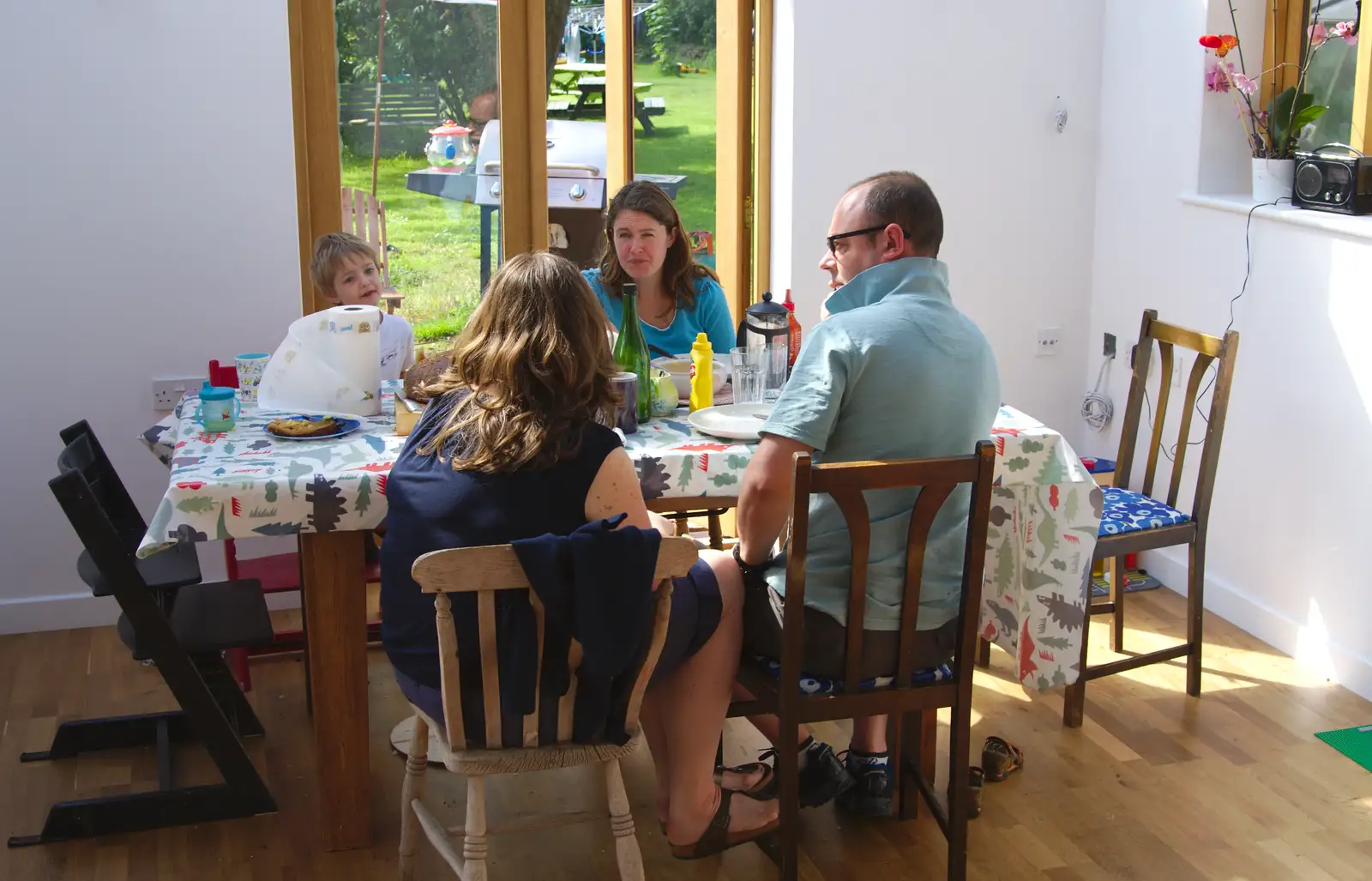 It's breakfast o'clock in the back room, from Sis and Matt Visit, Suffolk and Norfolk - 31st May 2014