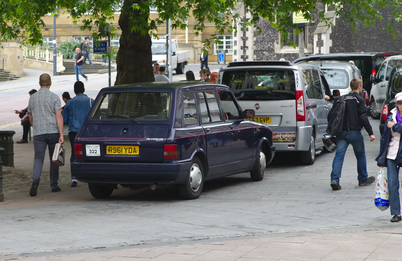 An ancient mid-90s taxi, from Sis and Matt Visit, Suffolk and Norfolk - 31st May 2014