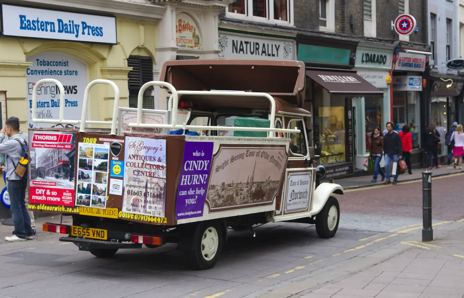 A tour bus trundles down Exchange Street, from Sis and Matt Visit, Suffolk and Norfolk - 31st May 2014