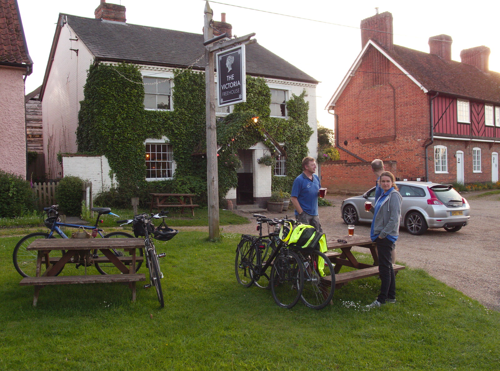 Gaz, Paul and Isobel outside The Victoria  from The BSCC at the Victoria, Earl Soham, Suffolk - 5th June 2014
