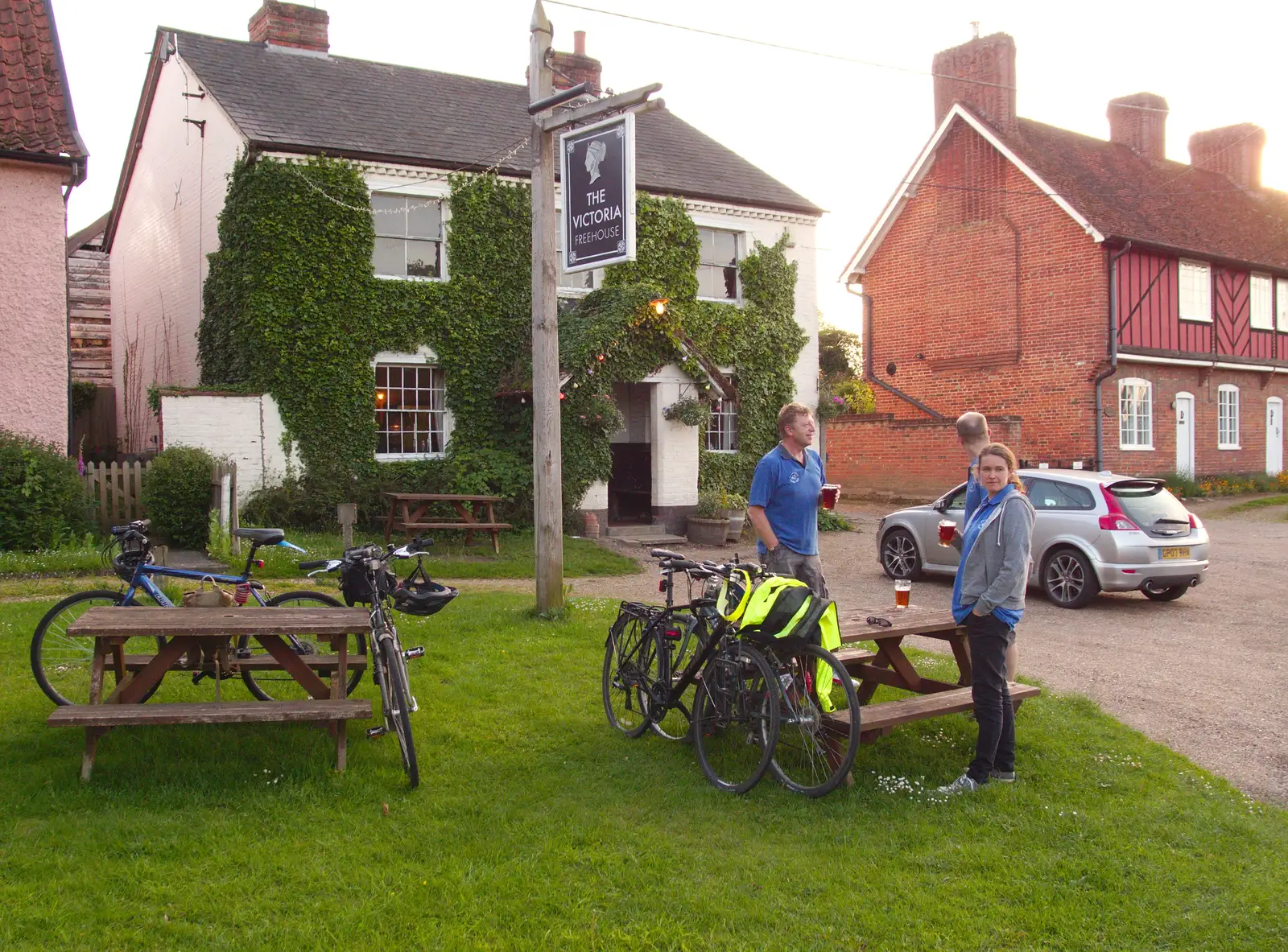 Gaz, Paul and Isobel outside The Victoria , from The BSCC at the Victoria, Earl Soham, Suffolk - 5th June 2014