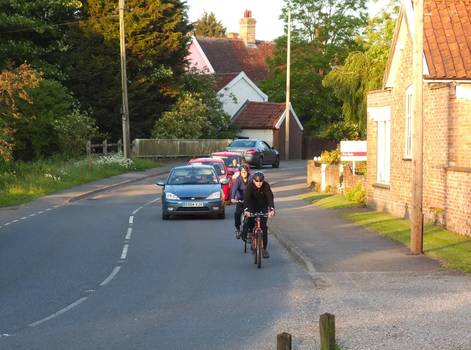 Pippa, Apple and a queue of traffic, from The BSCC at the Victoria, Earl Soham, Suffolk - 5th June 2014