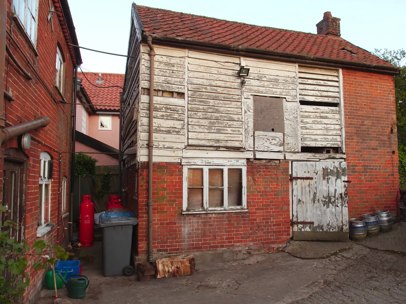 A falling-down building behind the pub, from The BSCC at the Victoria, Earl Soham, Suffolk - 5th June 2014