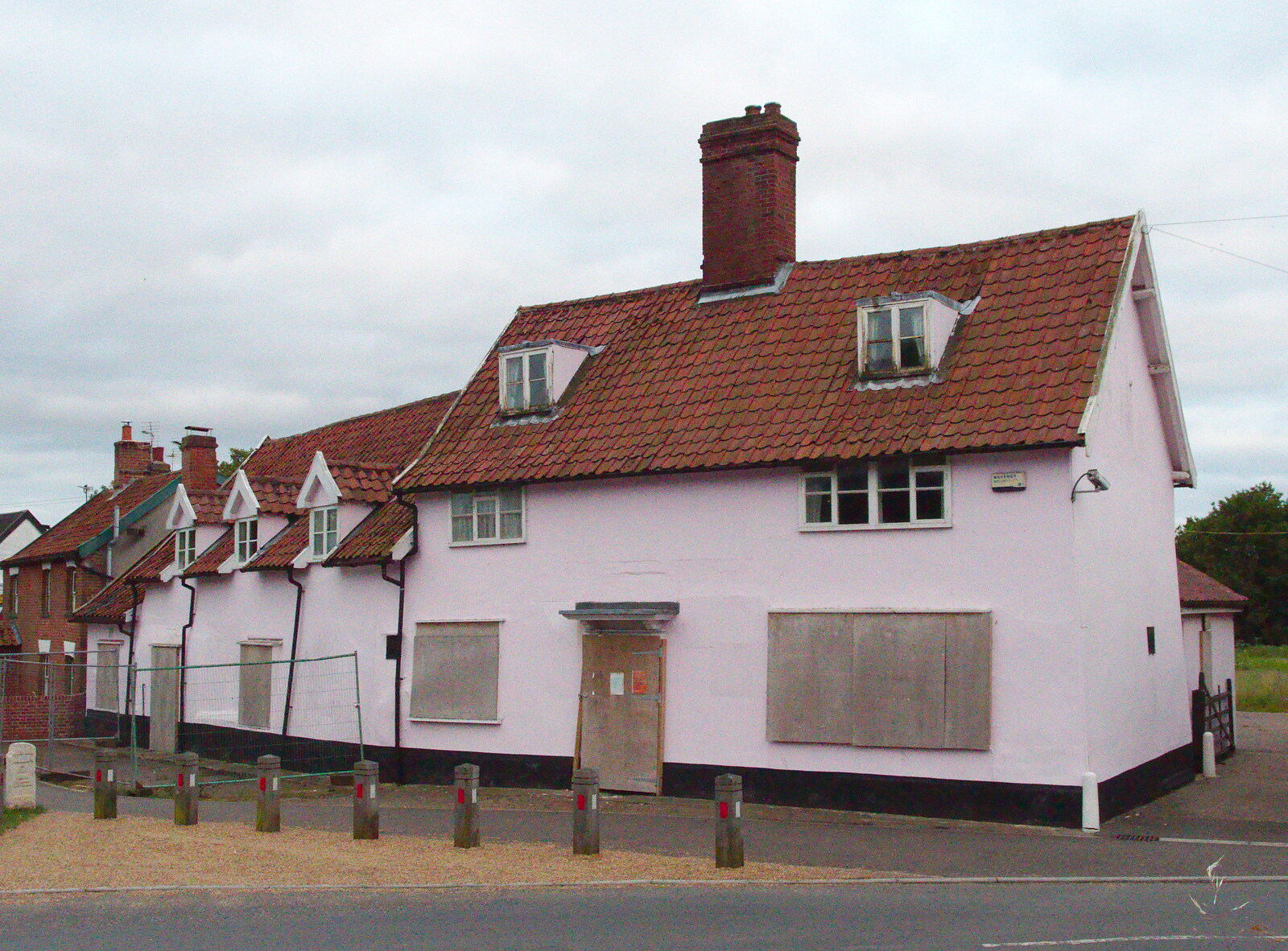 In Pulham St. Mary, the sight of a derelict pub from Railway Hell: A Pantograph Story, Chelmsford, Essex - 17th June 2014