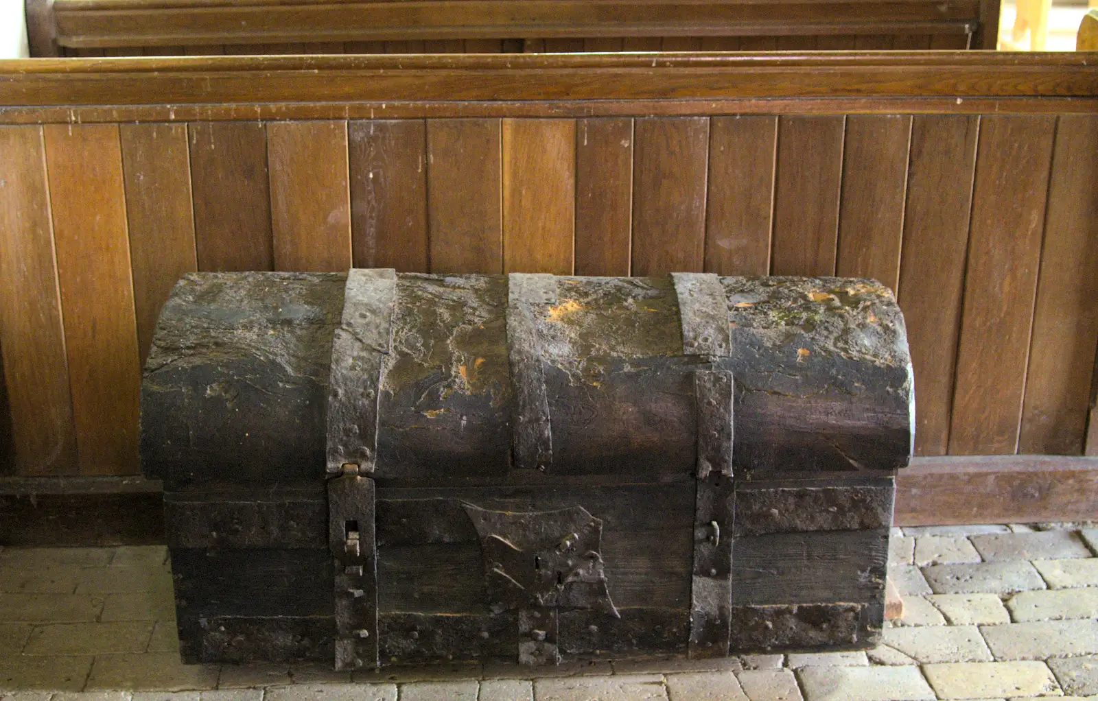 A cool old chest, from A Weekend in the Camper Van, West Harling, Norfolk - 21st June 2014