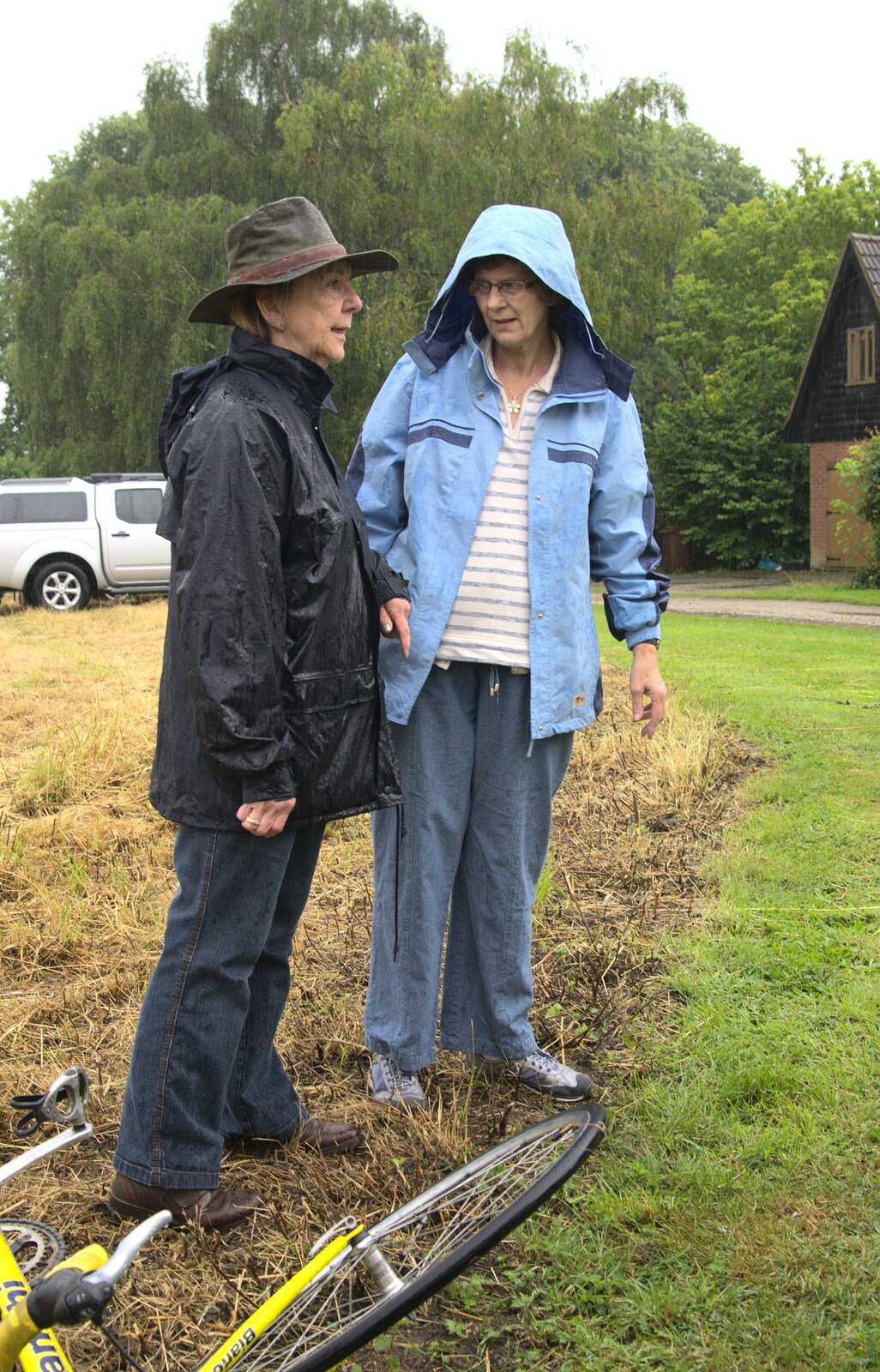 Janice chats to someone in the rain from Thrandeston Pig, Little Green, Thrandeston, Suffolk - 29th June 2014