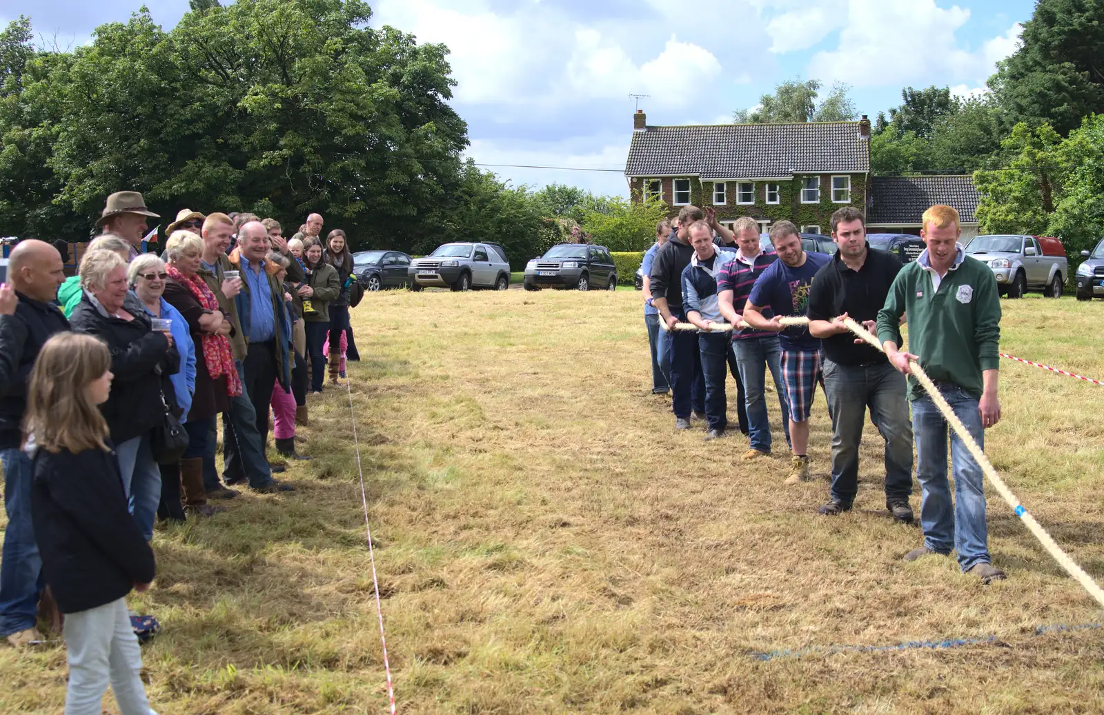 A tug of war assembles, from Thrandeston Pig, Little Green, Thrandeston, Suffolk - 29th June 2014