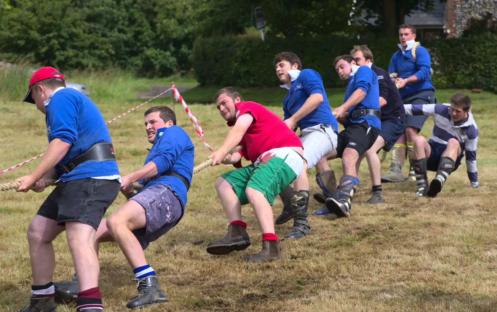 Team Diss get stuck in, from Thrandeston Pig, Little Green, Thrandeston, Suffolk - 29th June 2014