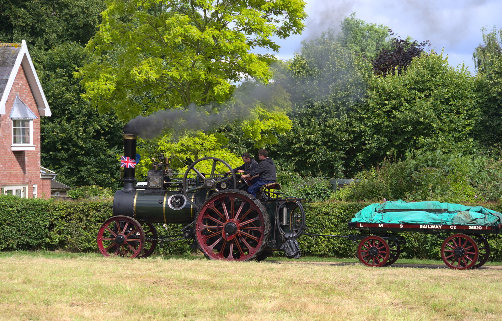 The traction engine 'Oliver' rumbles off  from Thrandeston Pig, Little Green, Thrandeston, Suffolk - 29th June 2014