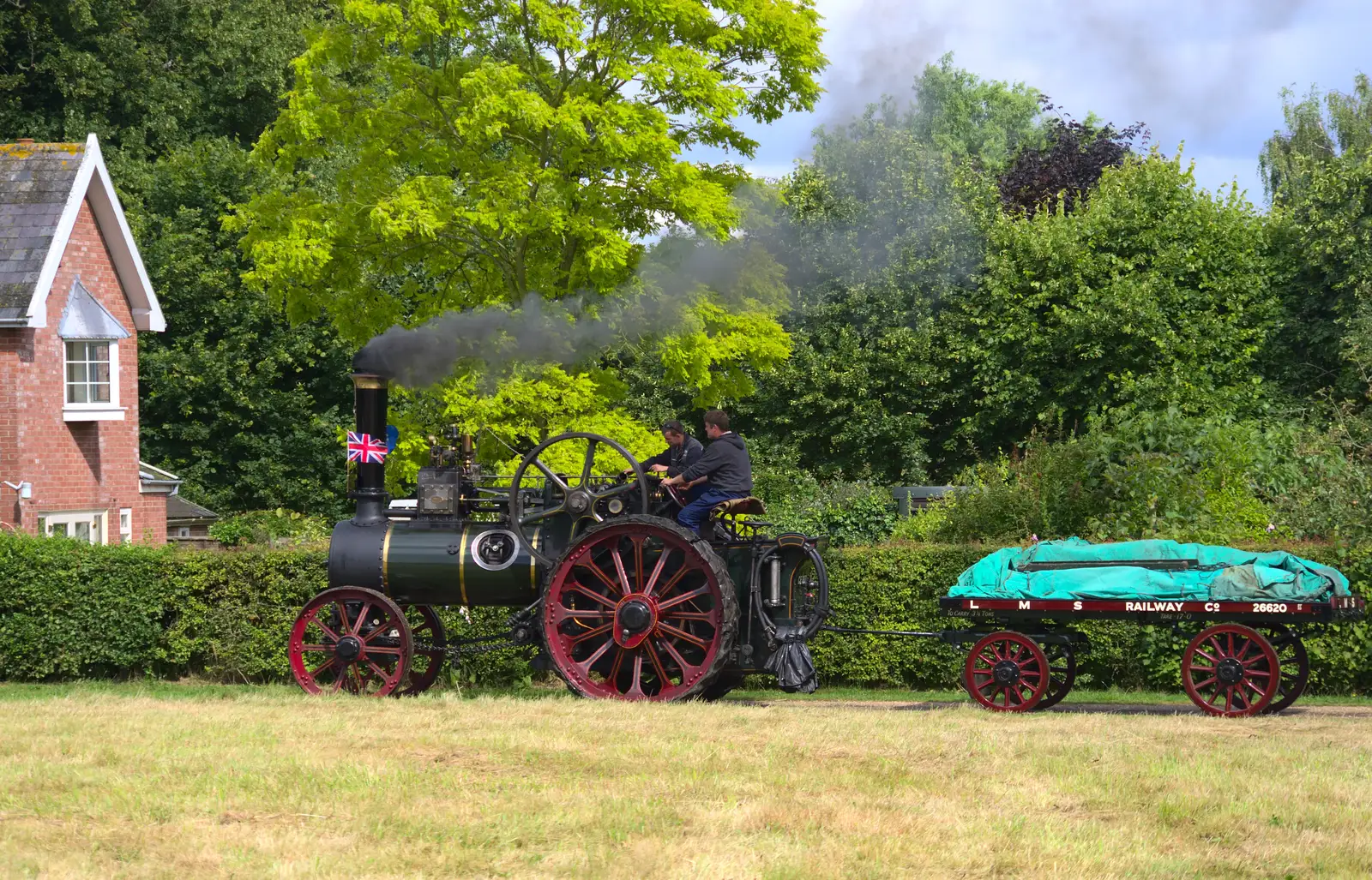 The traction engine 'Oliver' rumbles off , from Thrandeston Pig, Little Green, Thrandeston, Suffolk - 29th June 2014